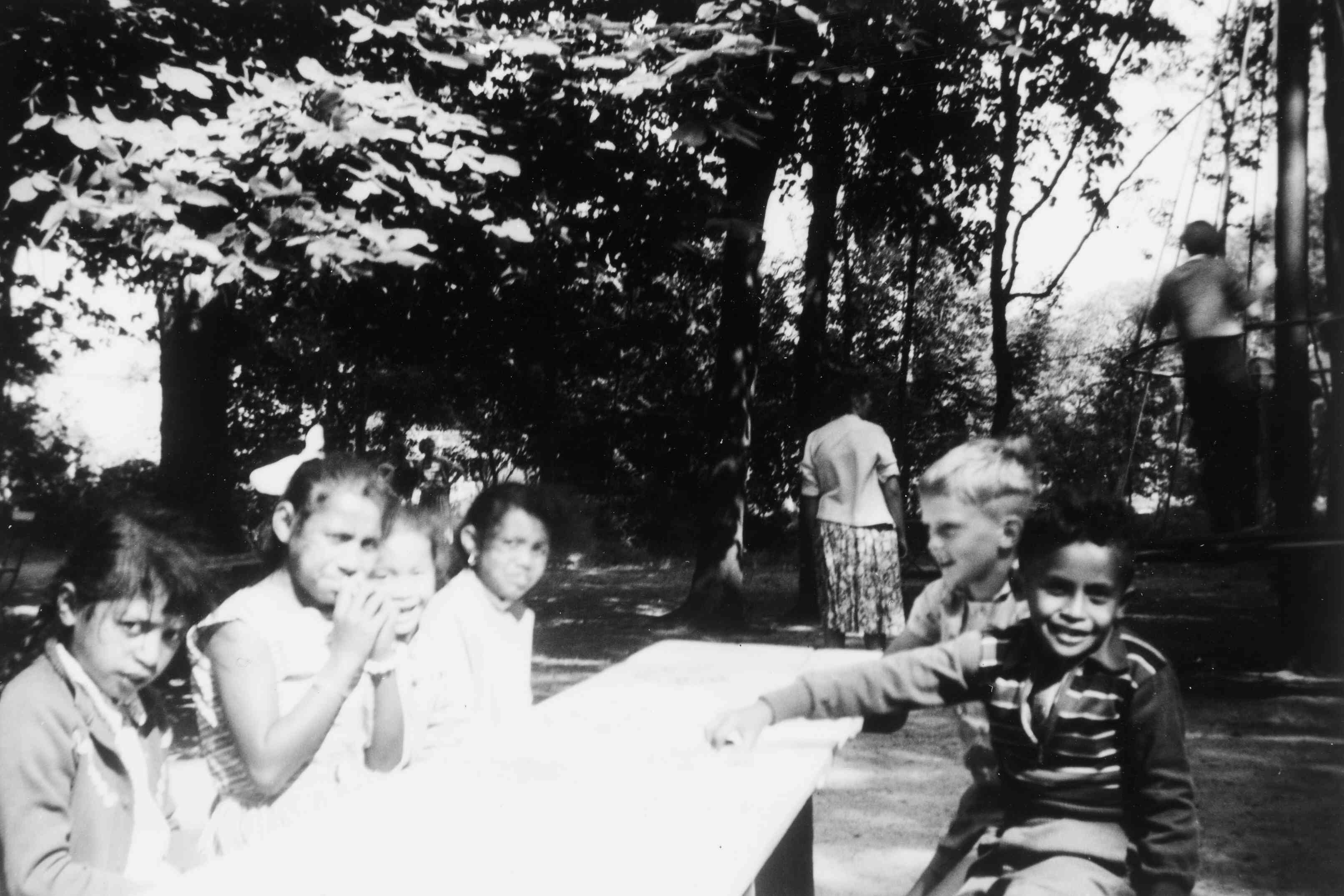Ambonese kinderen in speeltuin in Nederland, eind jaren 1950