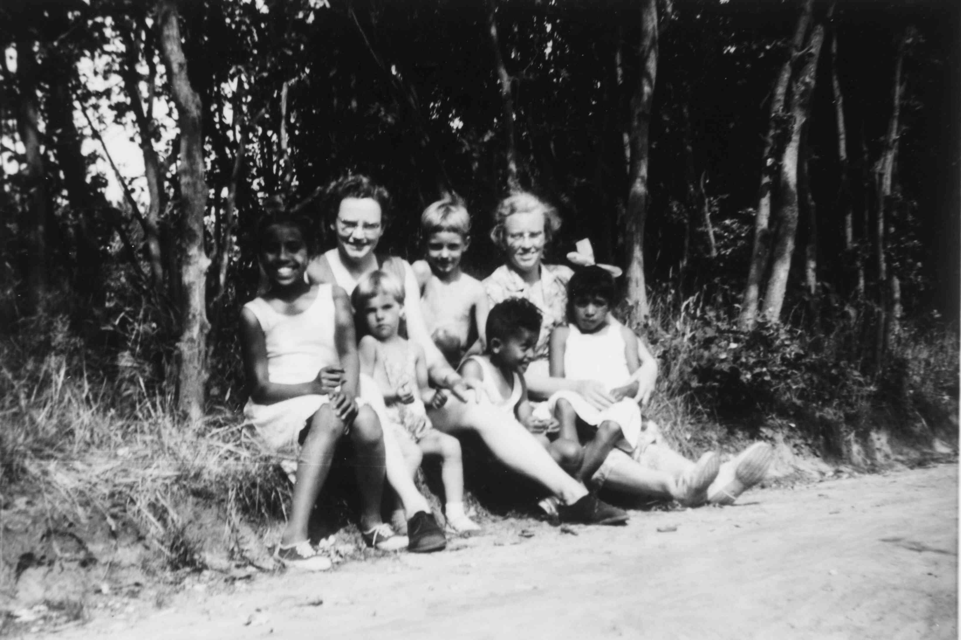 Vakantie in Leeuwarden voor Ambonese kinderen uit Friese woonoorden, eind jaren 50.