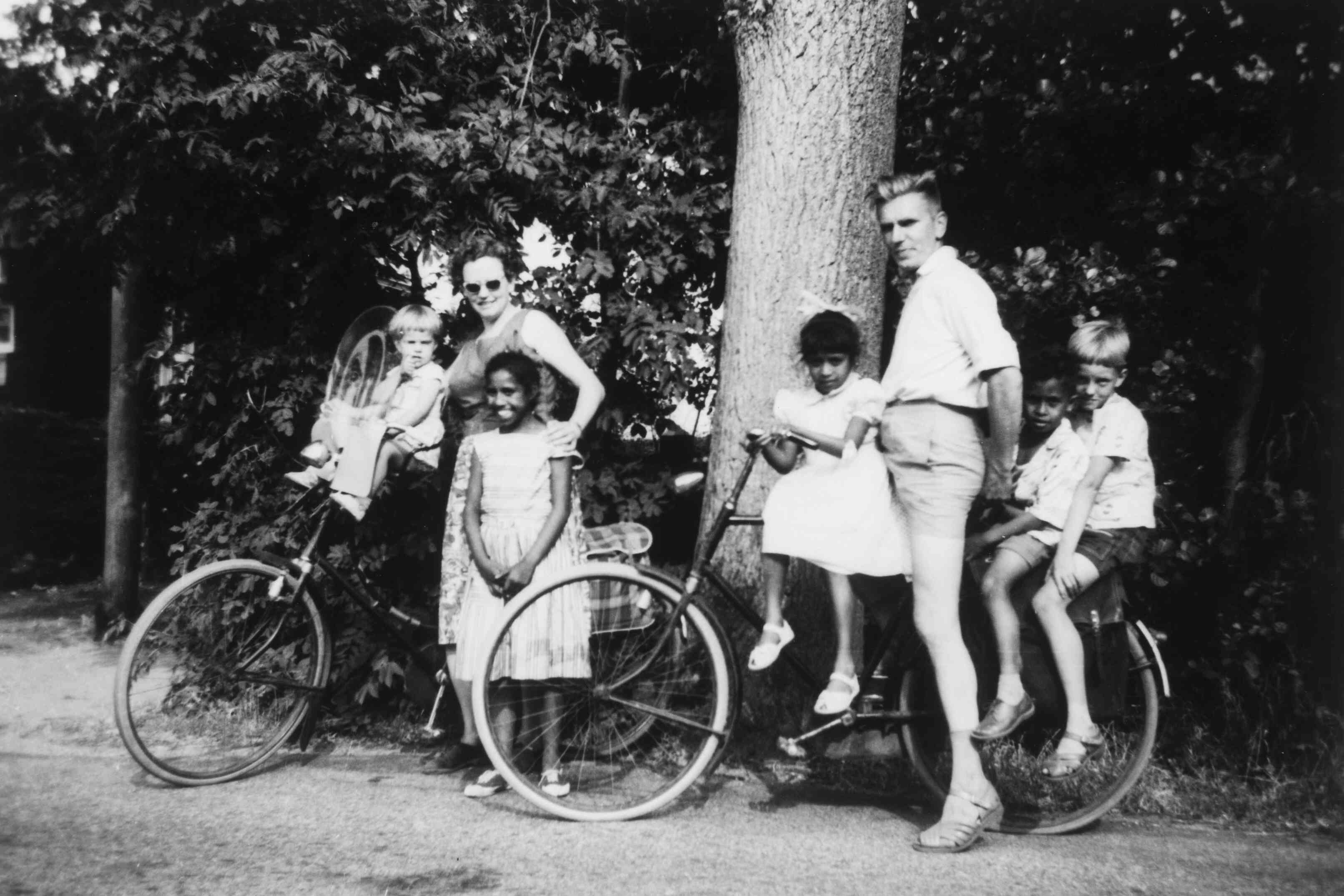 Ambonese kinderen logeren bij pleegouders, rond 1960