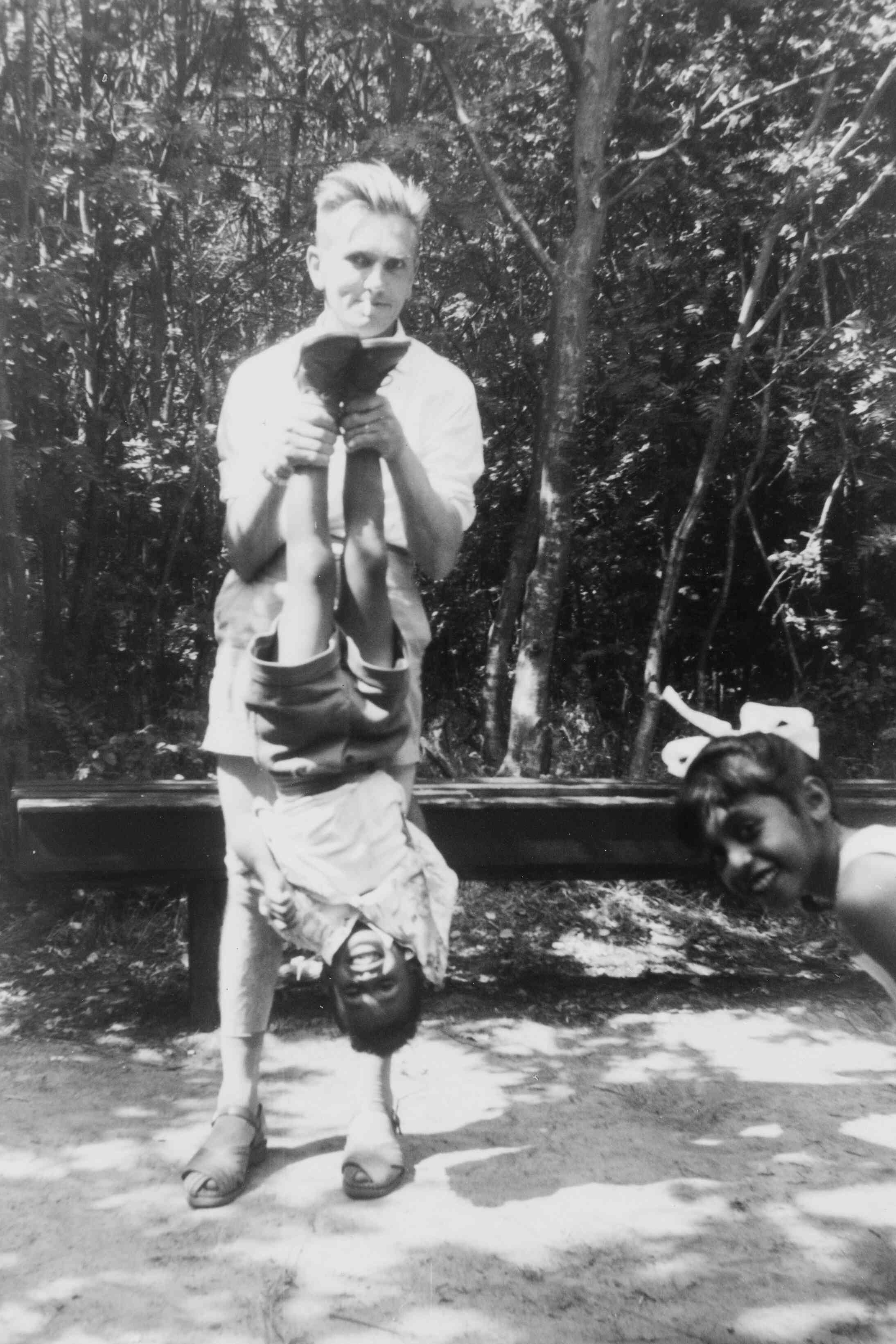 Ambonese kinderen logeren bij pleegouders, rond 1960