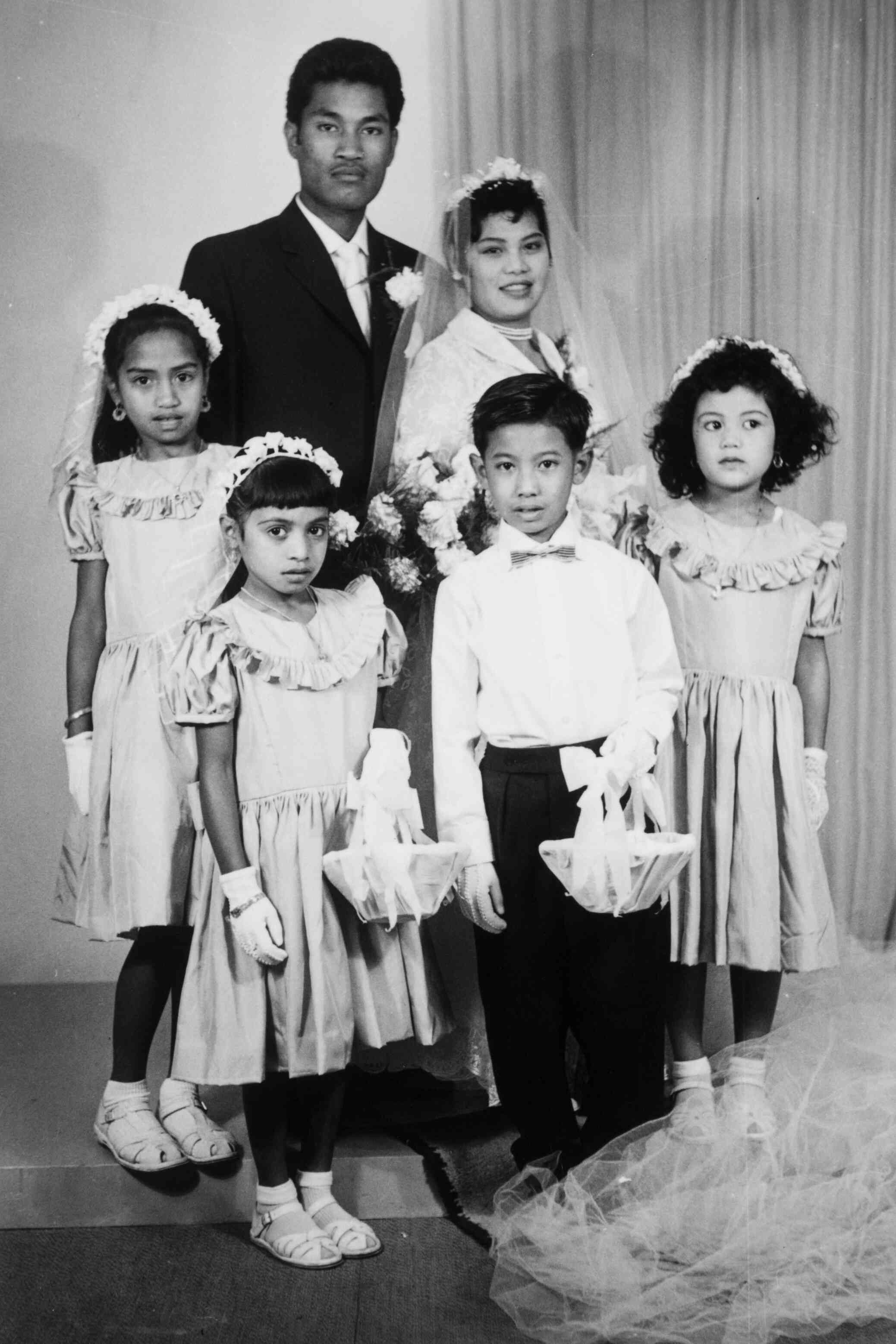 Groepsfoto trouwerij in Ambonezenkamp