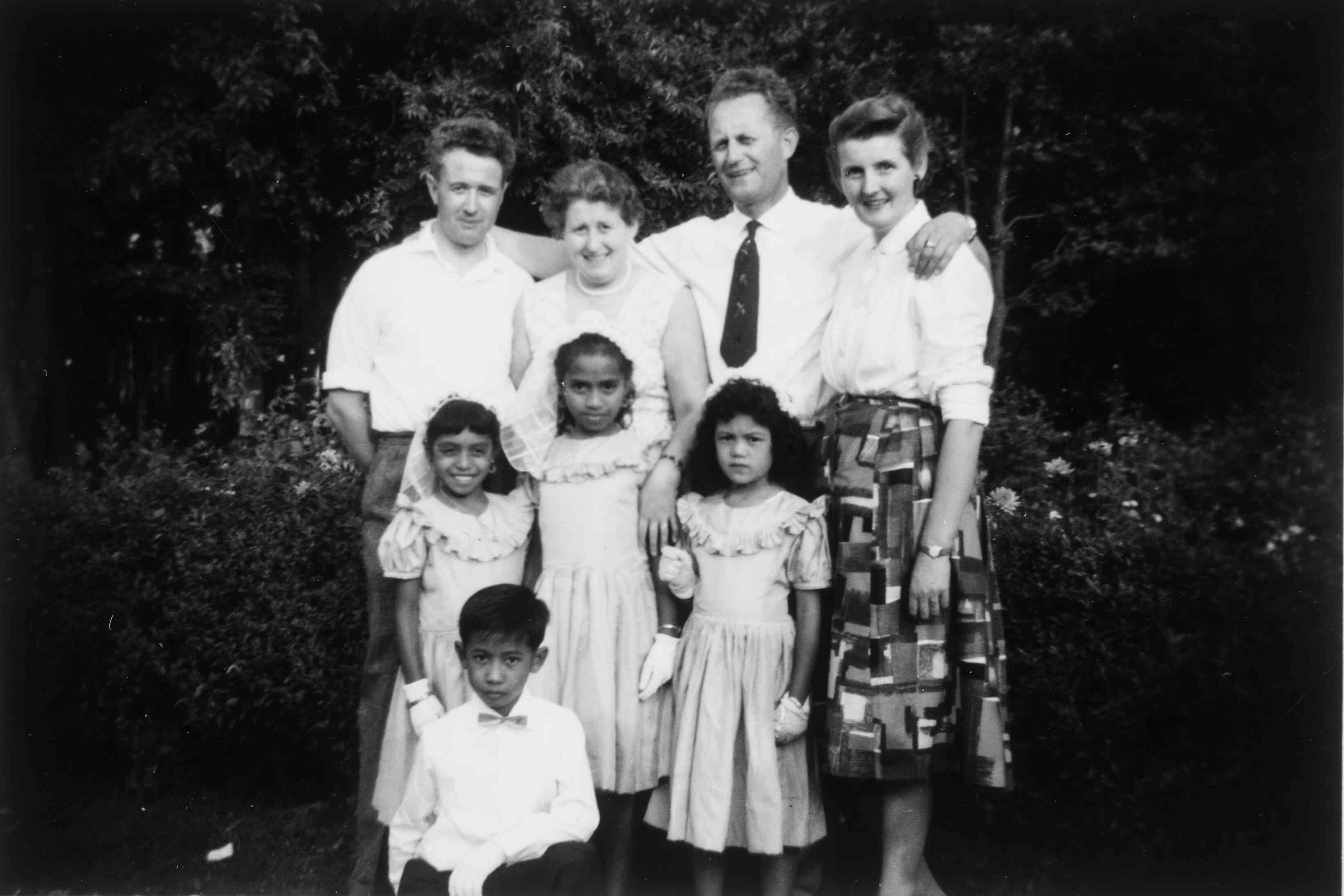 Oude foto van Nederlandse familie en Molukse kinderen