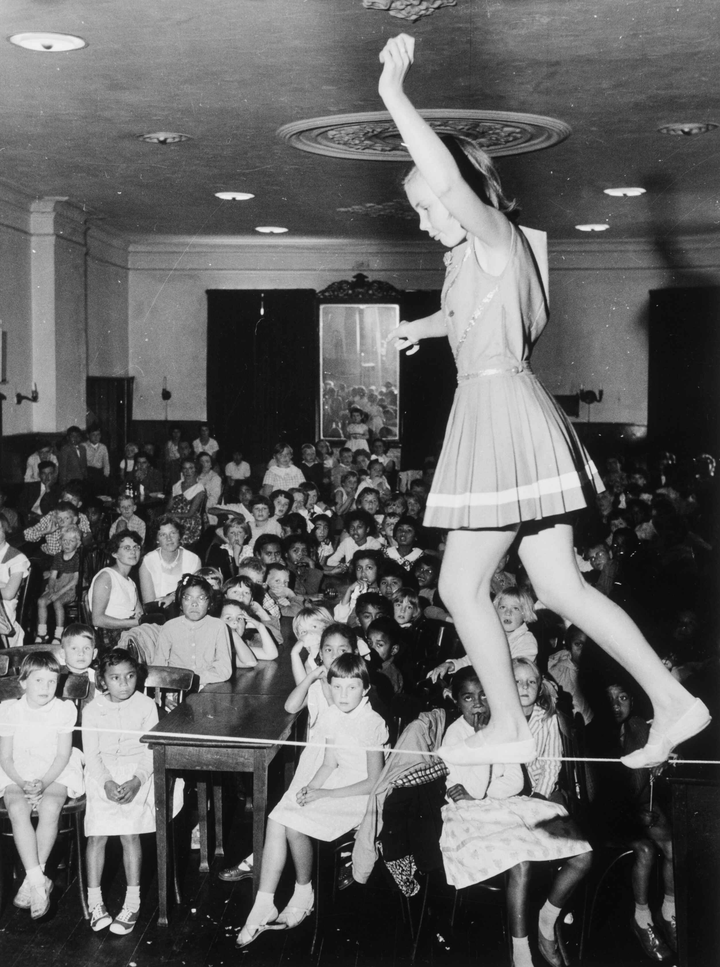 Mooie oude foto van kindercircus Saranti: koortdansen