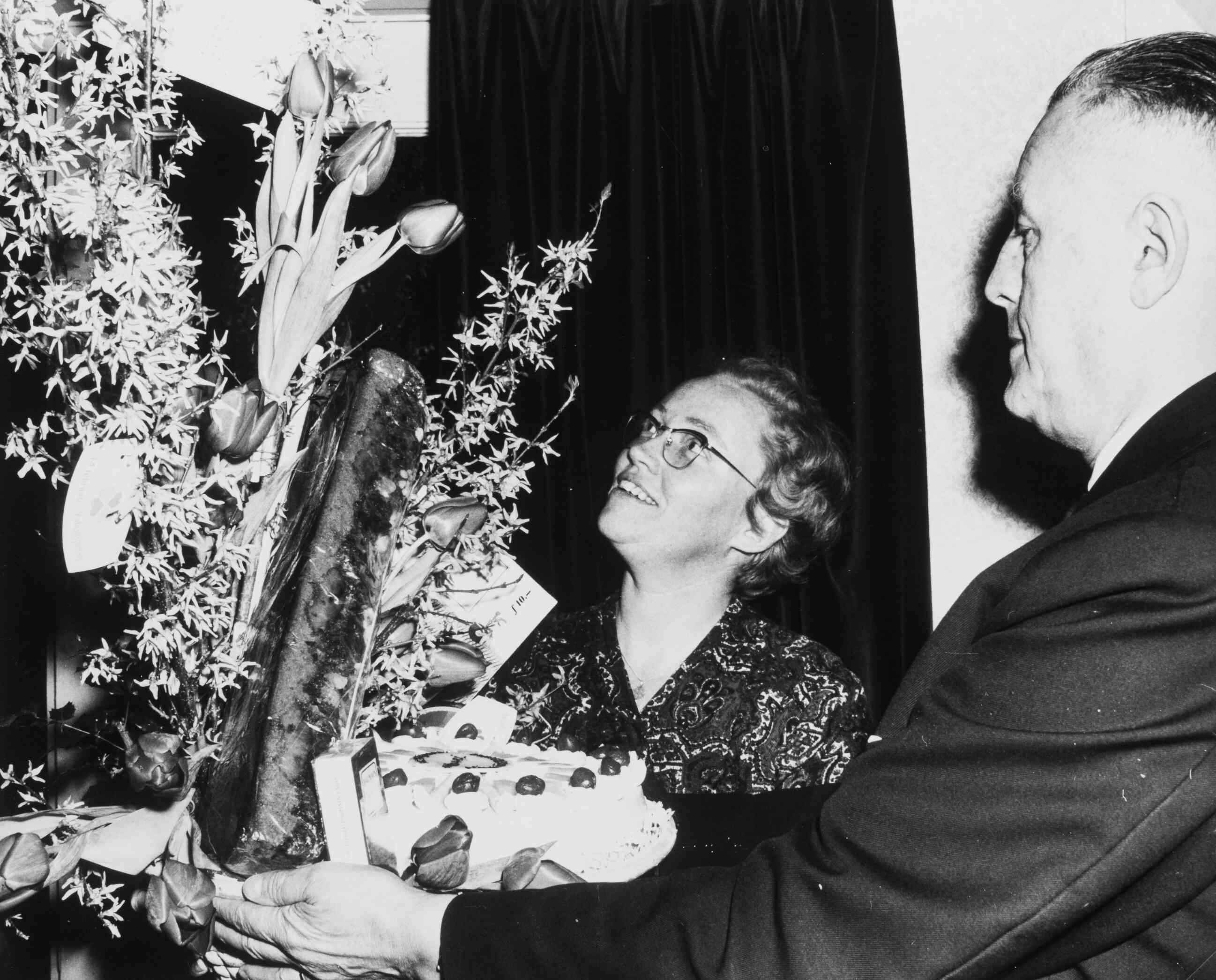 Krantenartikel; Valentijndag: een bloemenhulde voor mej. K. Kooistra