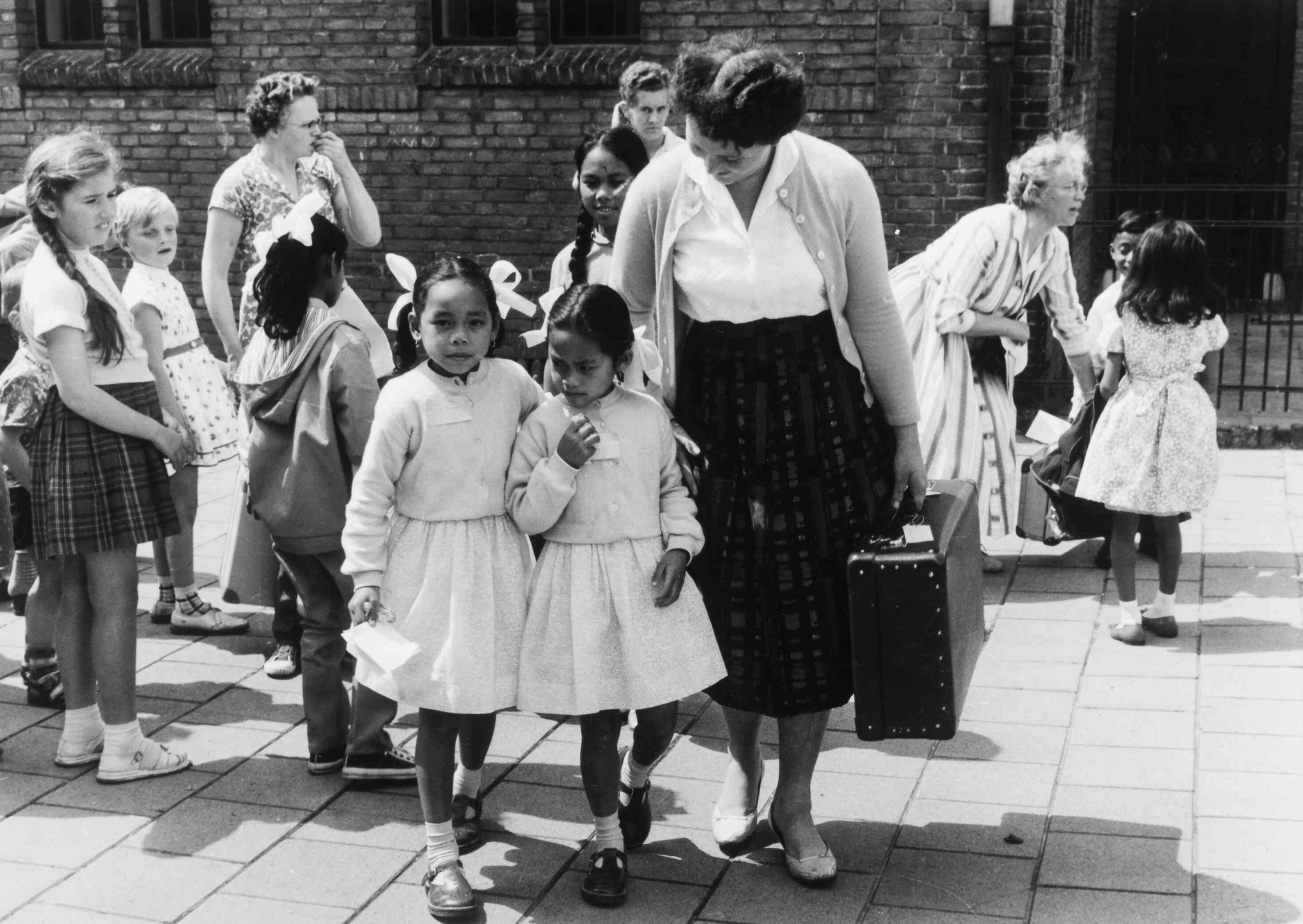 Eerste generatie Molukkers in Nederland, zwartwit foto, rond 1960