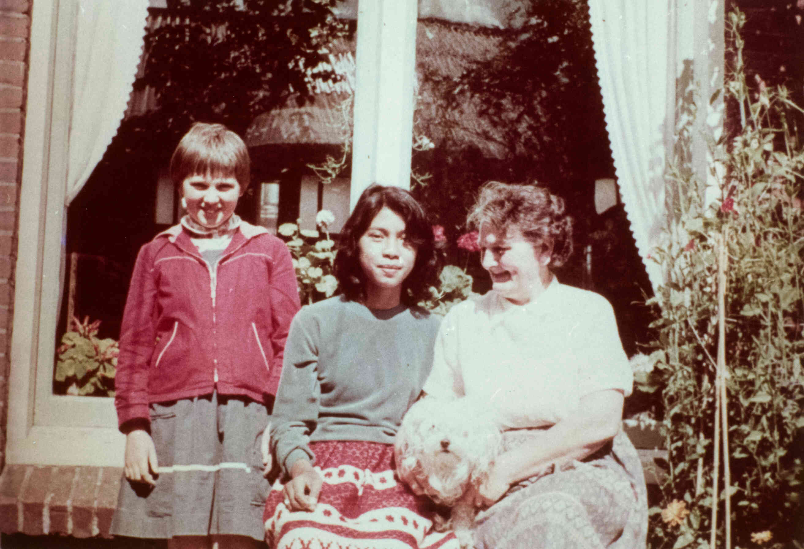 Kleurendia van eerste generatie Molukkers in Nederland, zwart-wit foto, rond 1960