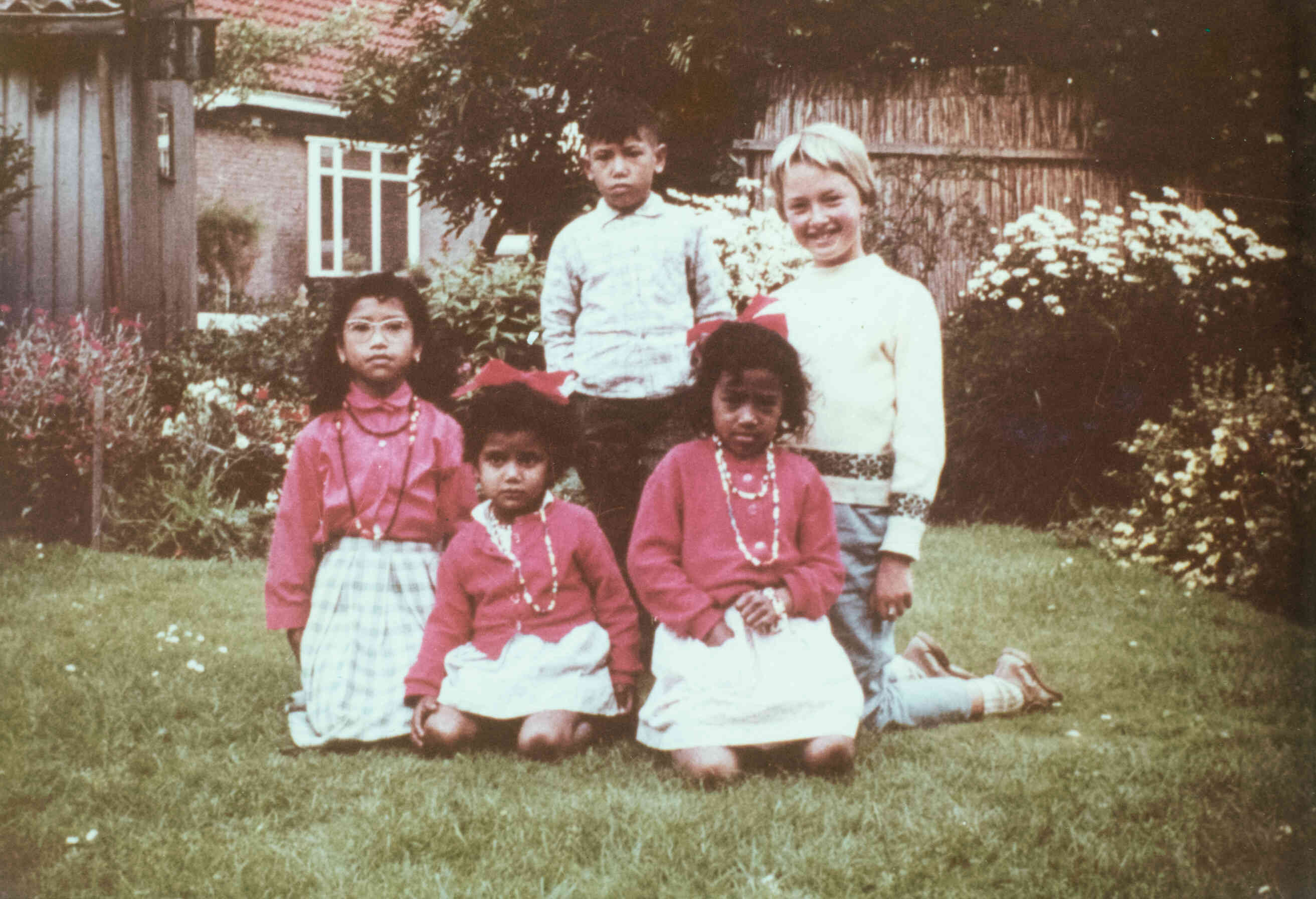 Kleurendia van eerste generatie Molukkers in Nederland, zwart-wit foto, rond 1960