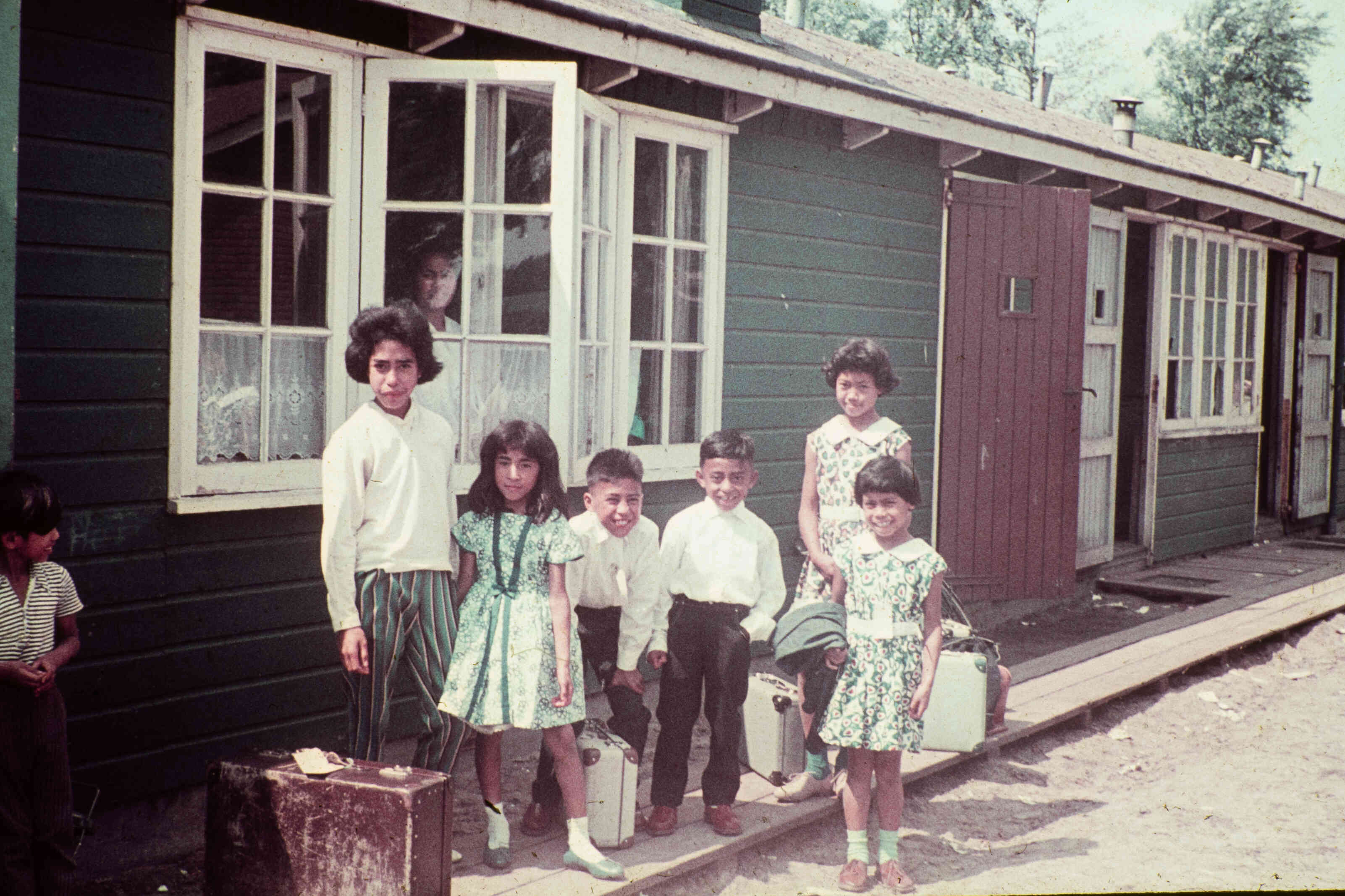 Molukse kinderen uit woonoord, klaar voor vakantie in Leeuwarden, eind jaren 50