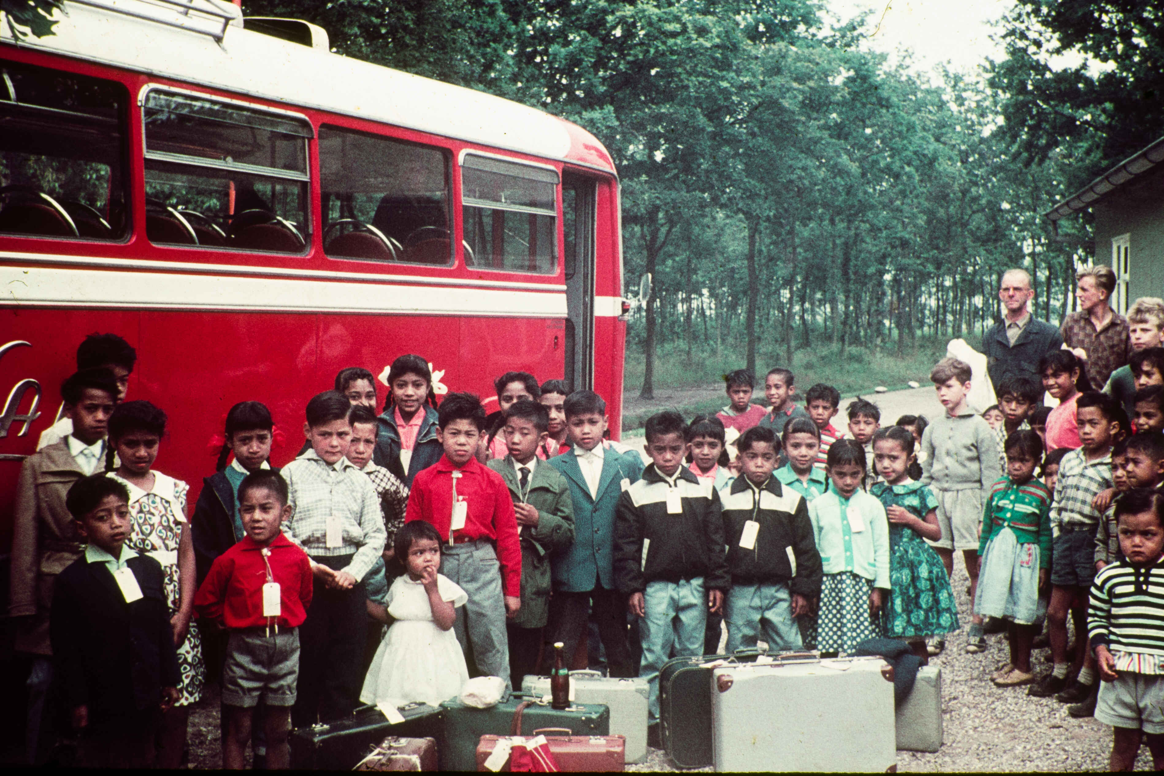 Ambonese kinderen in de bus naar Leeuwarden