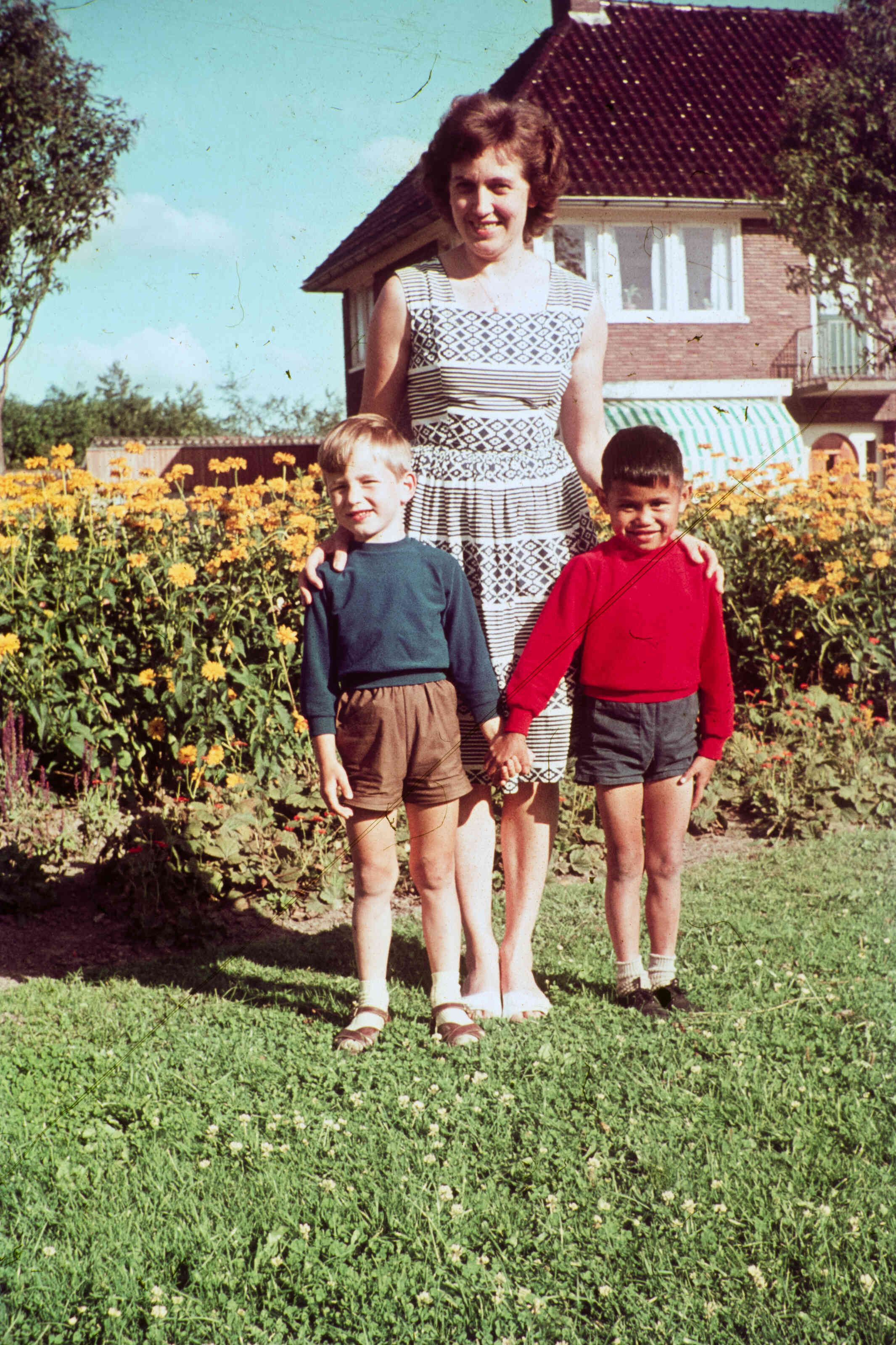 Ambonees kin bij Nederlandse pleegouders op vakantie, eind jaren 50