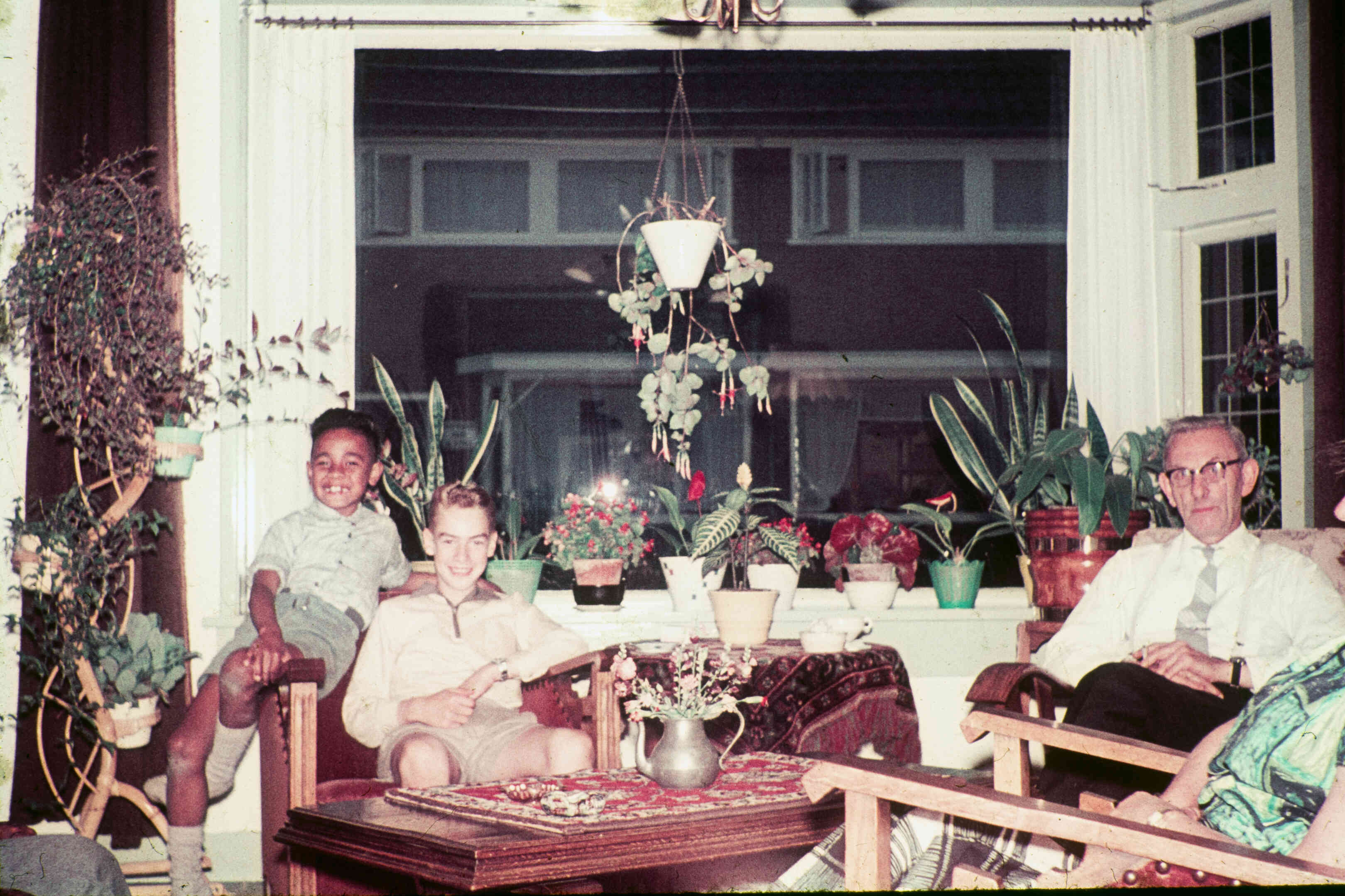 Ambonese kinderen logeren bij Friese pleegouders, rond 1960