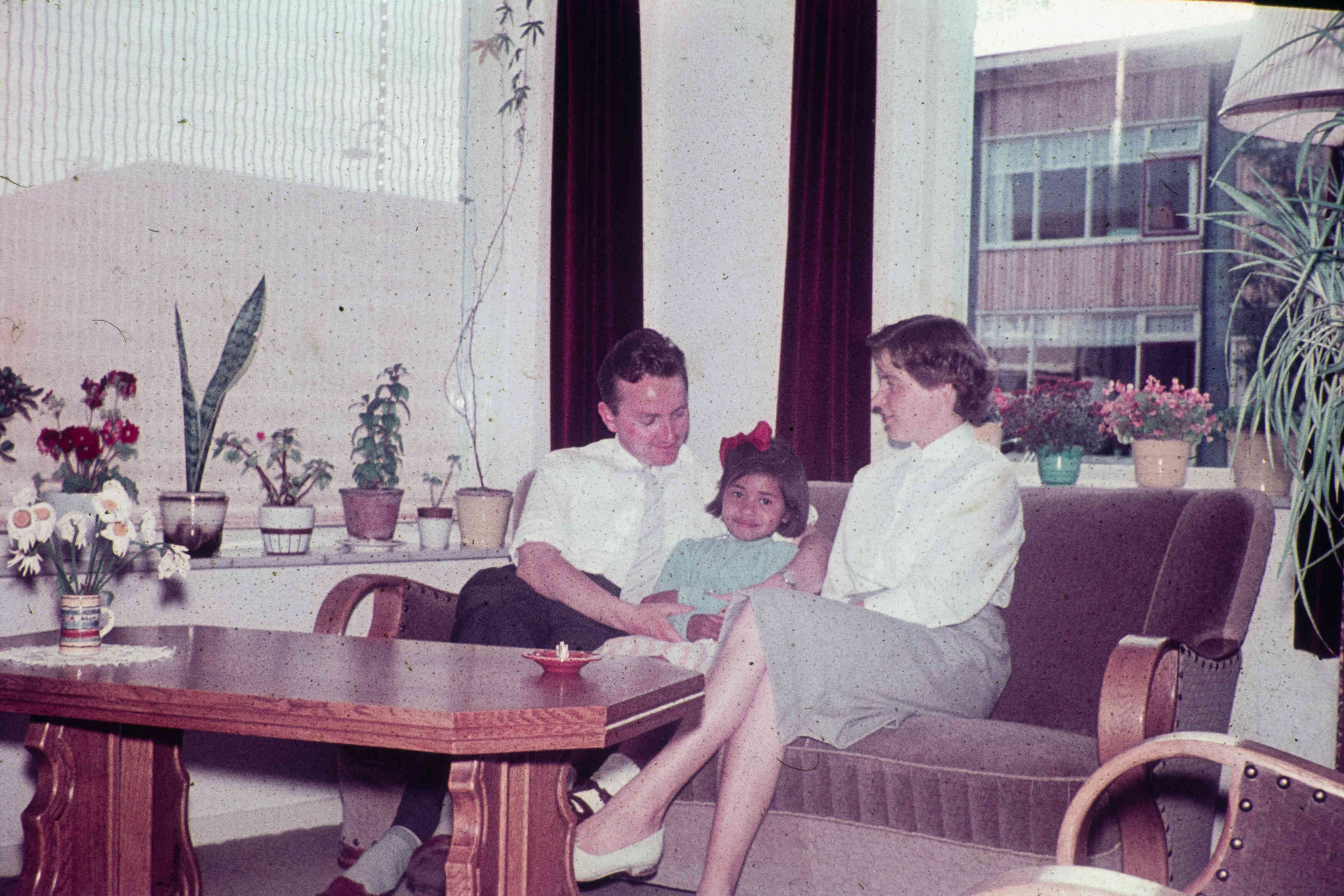 Ambonese kinderen logeren bij Friese pleegouders, rond 1960