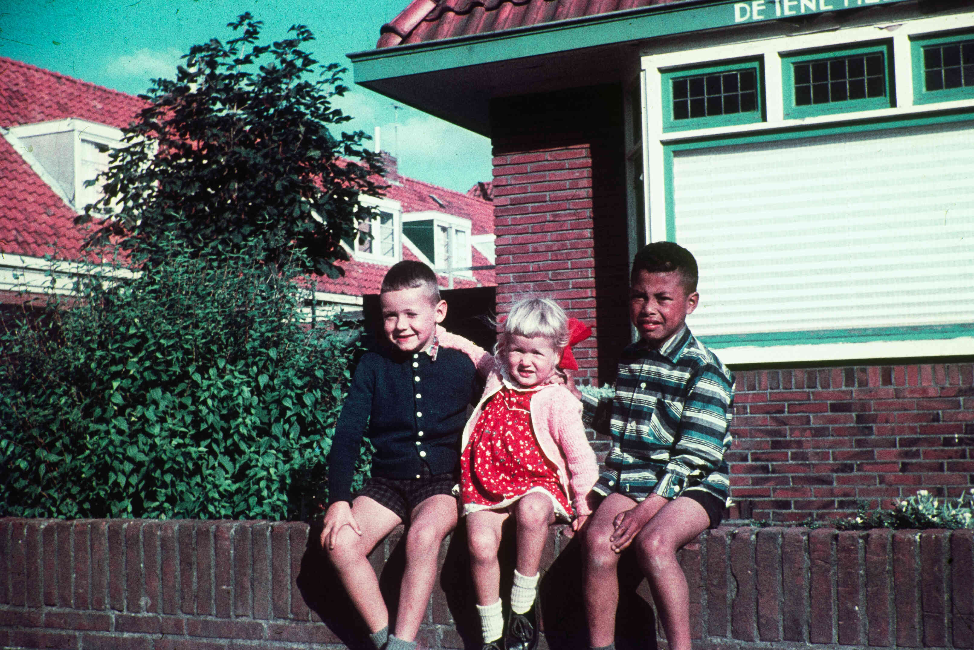 Ambonese kinderen logeren bij Friese pleegouders, rond 1960
