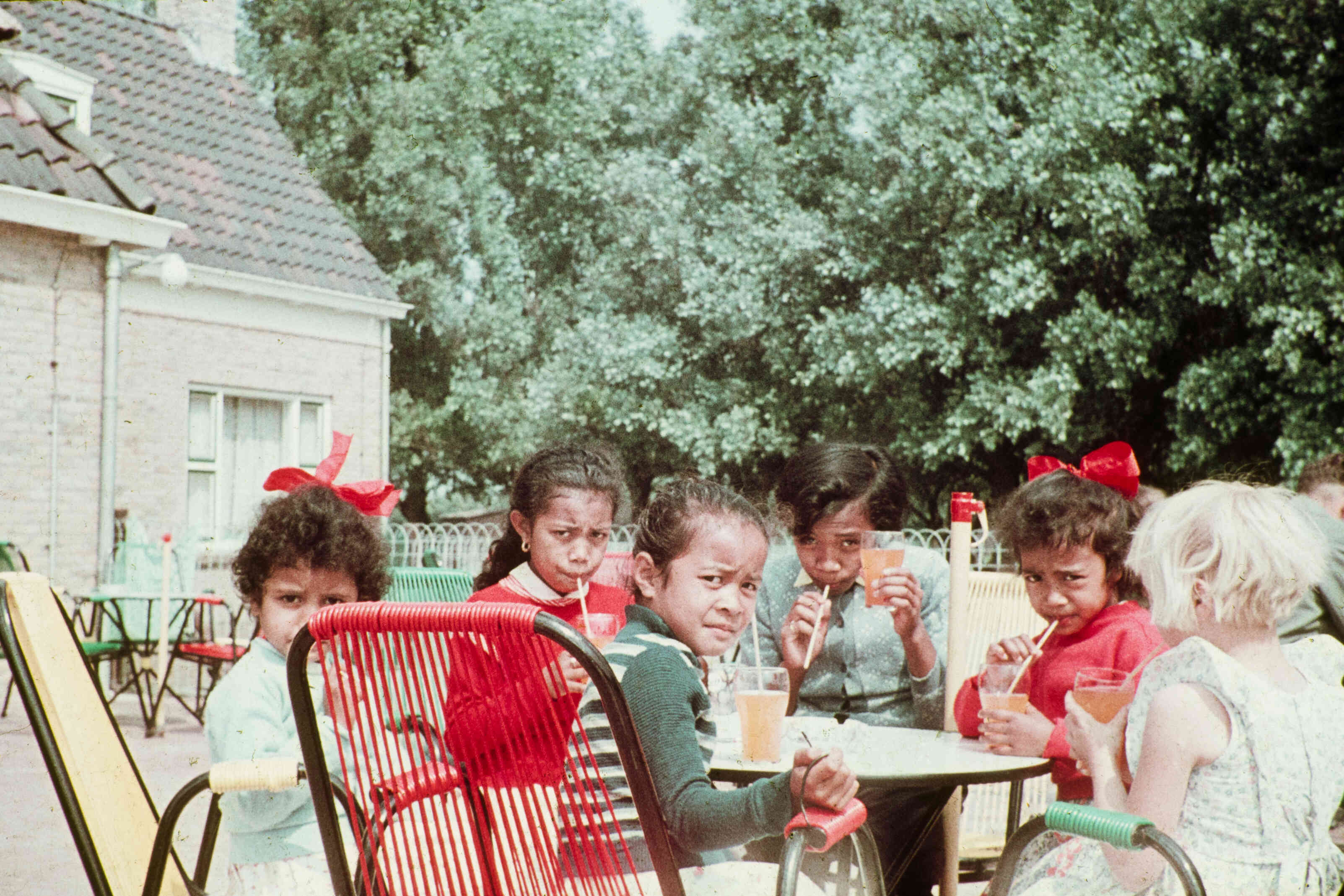 Ambonese kinderen drinken ranja, oude foto, rond 1960