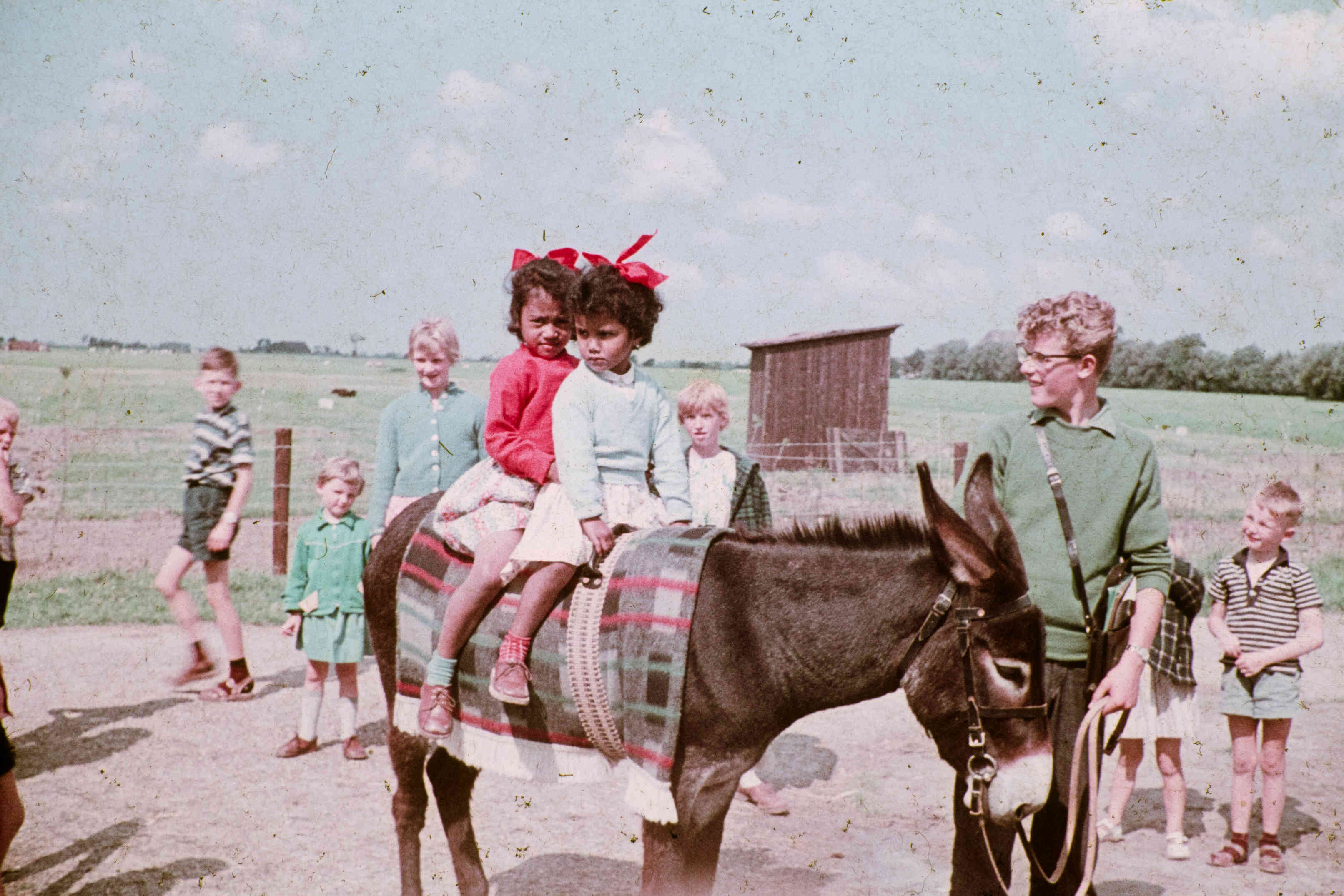Ambonese Meisjes op ezel, Friesland, eind jaren 50