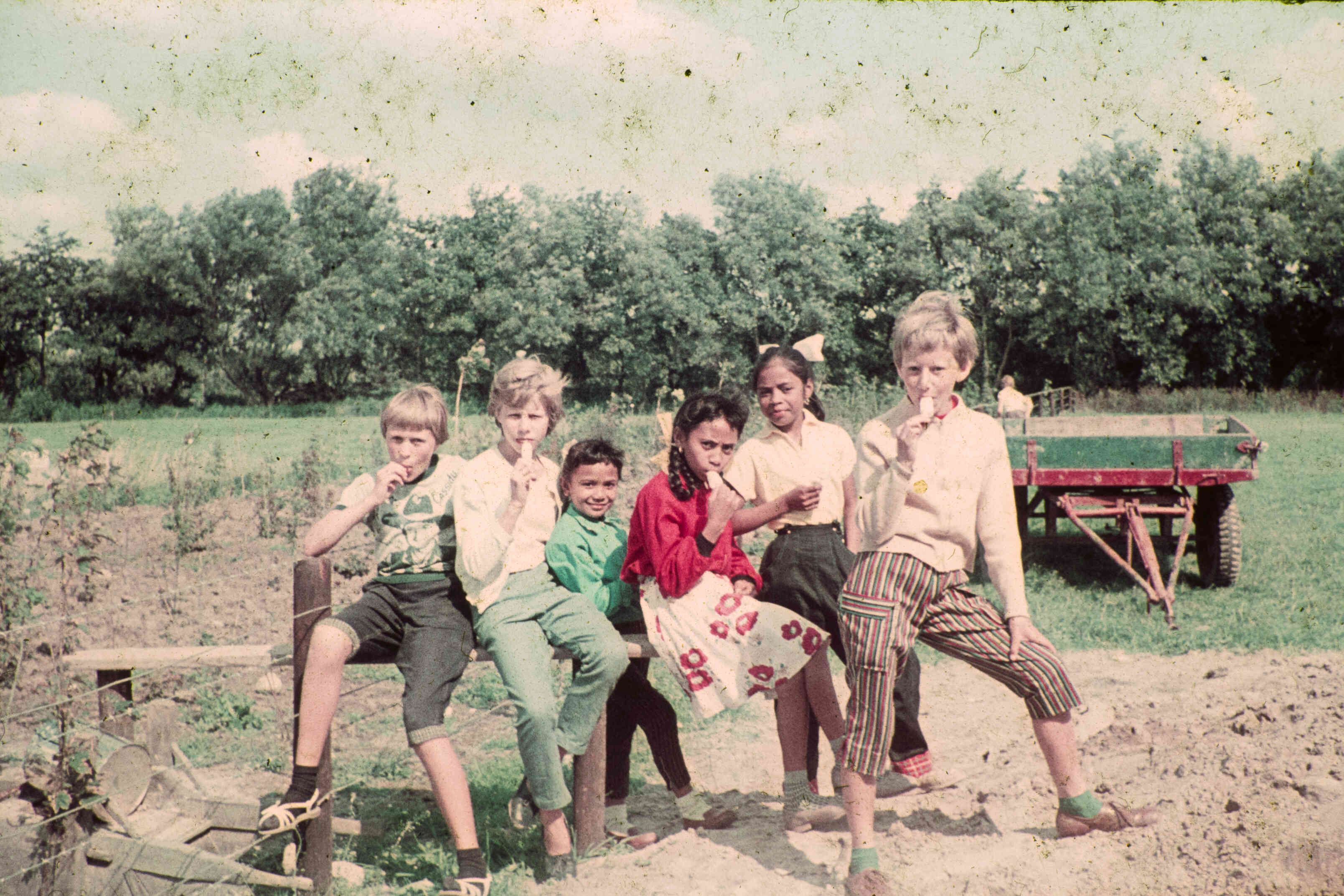 Vakantie in Leeuwarden voor Ambonese kinderen uit Friese woonoorden, eind jaren 50.