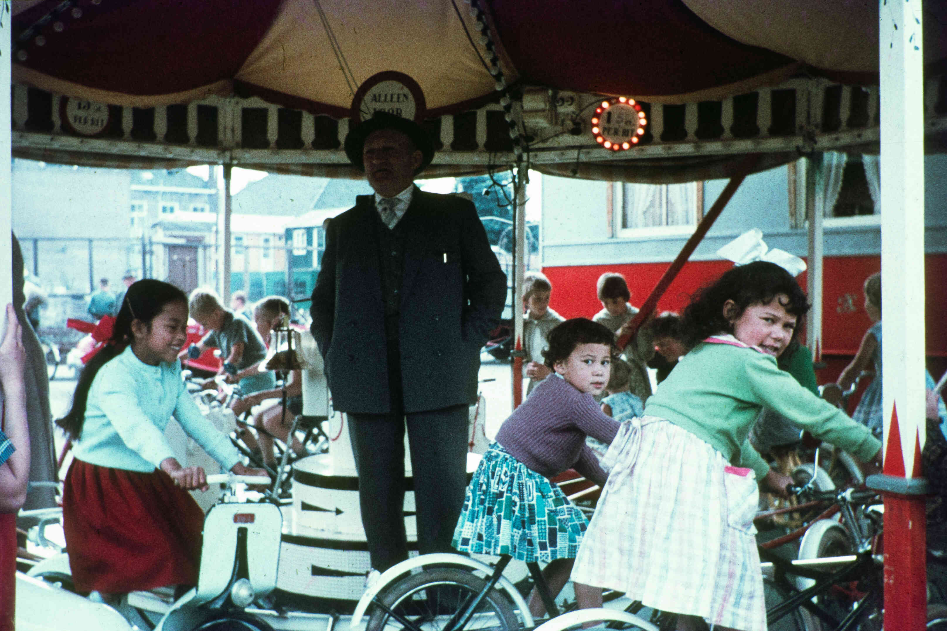 Oude kleuren foto van draaimolen, eind jaren 50