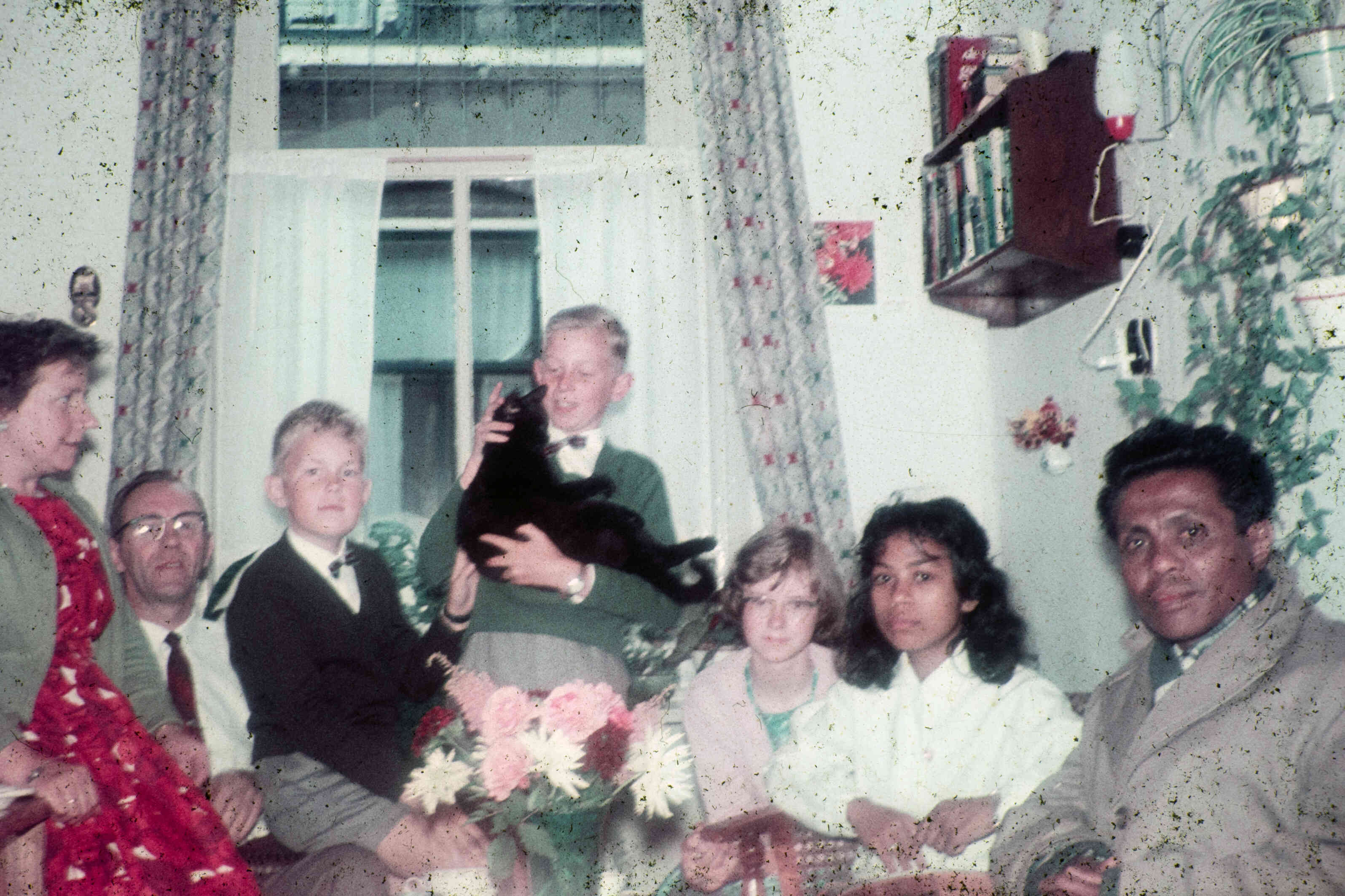 Kinderen uit Ambonezenkampen gaan logeren bij Nederlandse gezinnen, jaren 1950, jaren 1960.