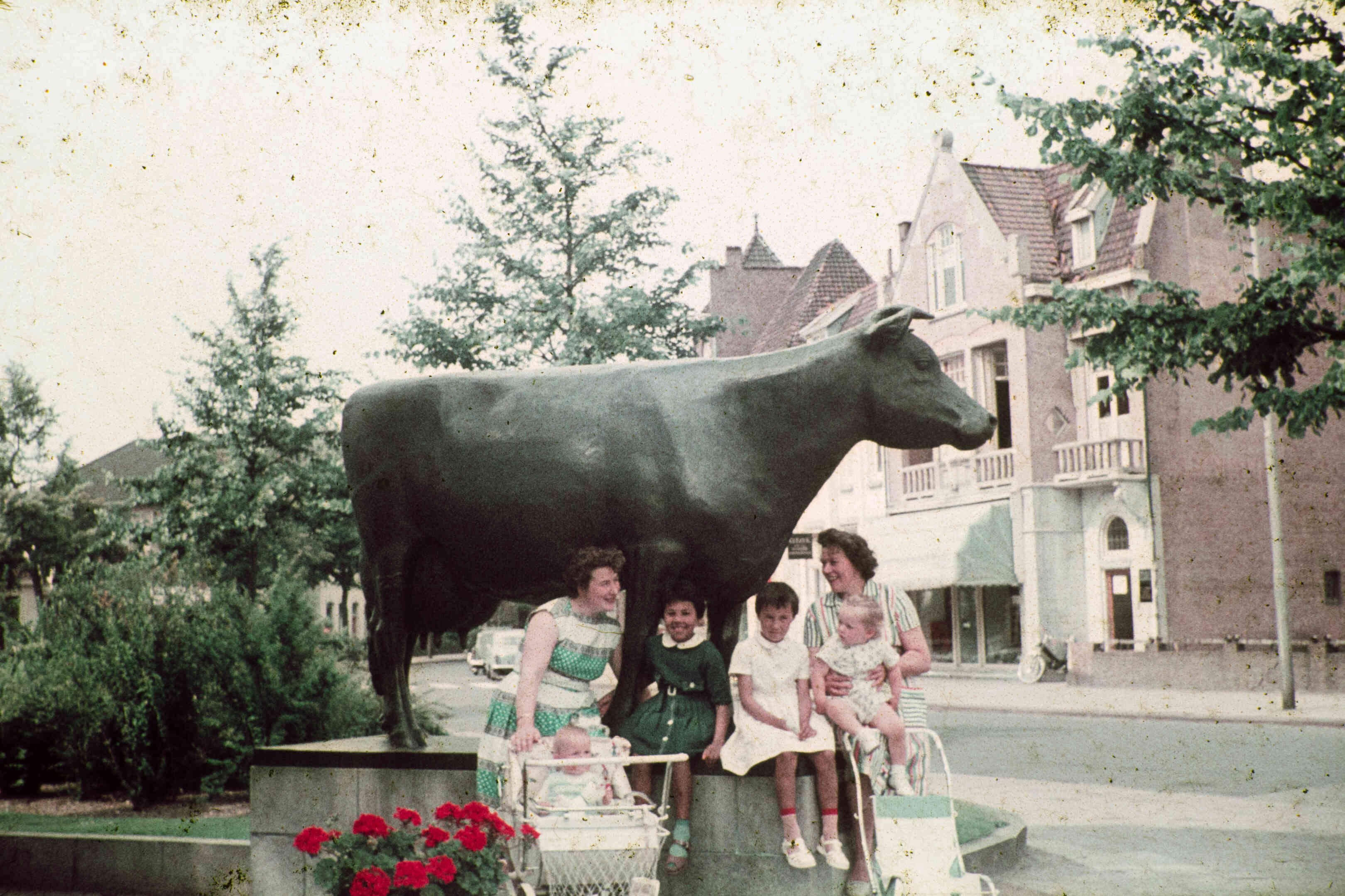Oude kleurenfoto van Us Mem, Leeuwarden, eind jaren 50