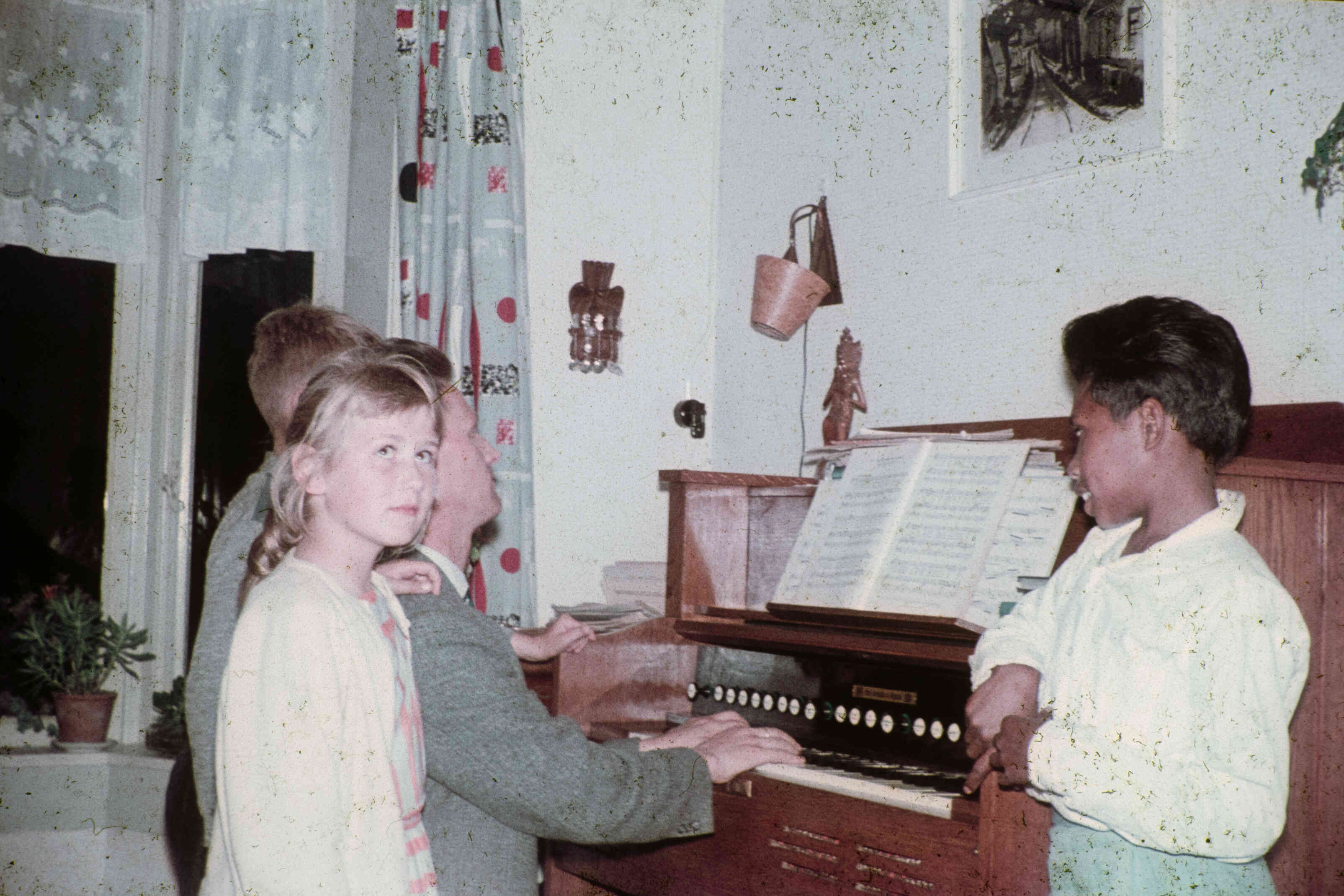 Kinderen uit Ambonezenkampen gaan logeren bij Nederlandse gezinnen, jaren 1950, jaren 1960.