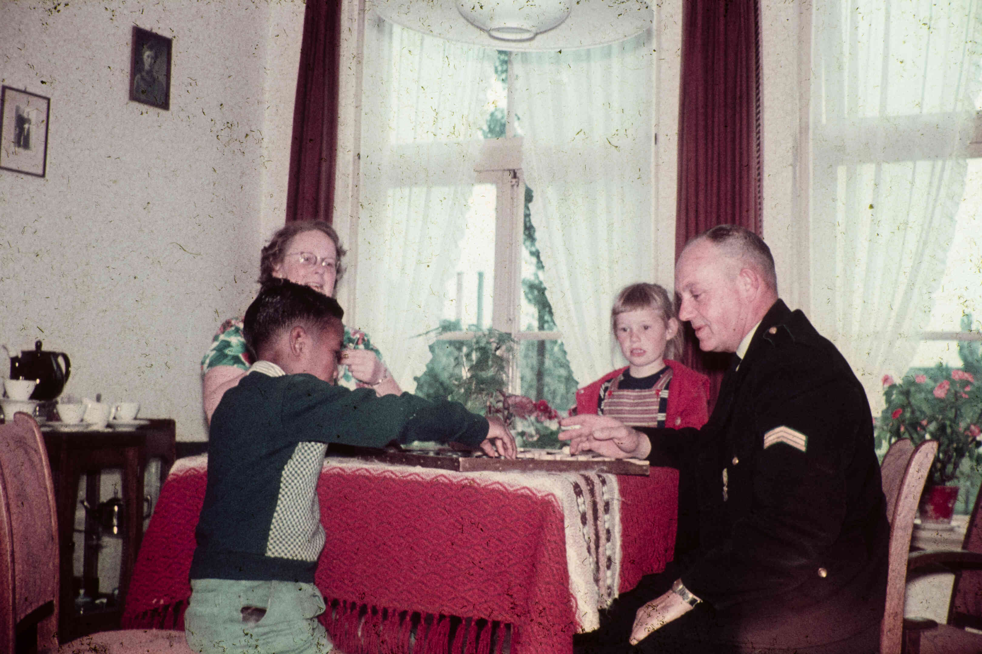 Ambonese kinderen logeren bij Friese pleegouders, rond 1960