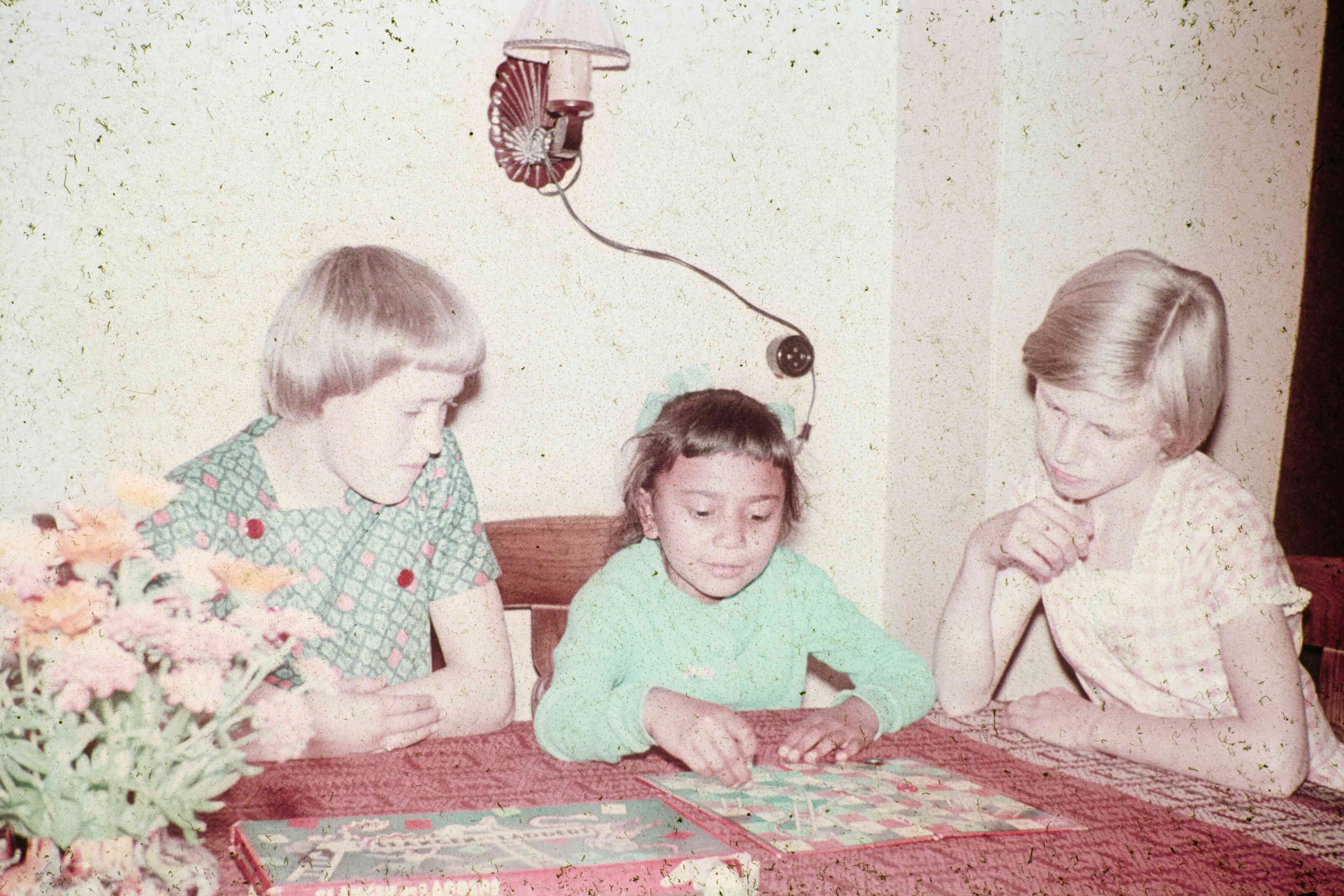 Ambonese kinderen logeren bij Friese pleegouders, rond 1960
