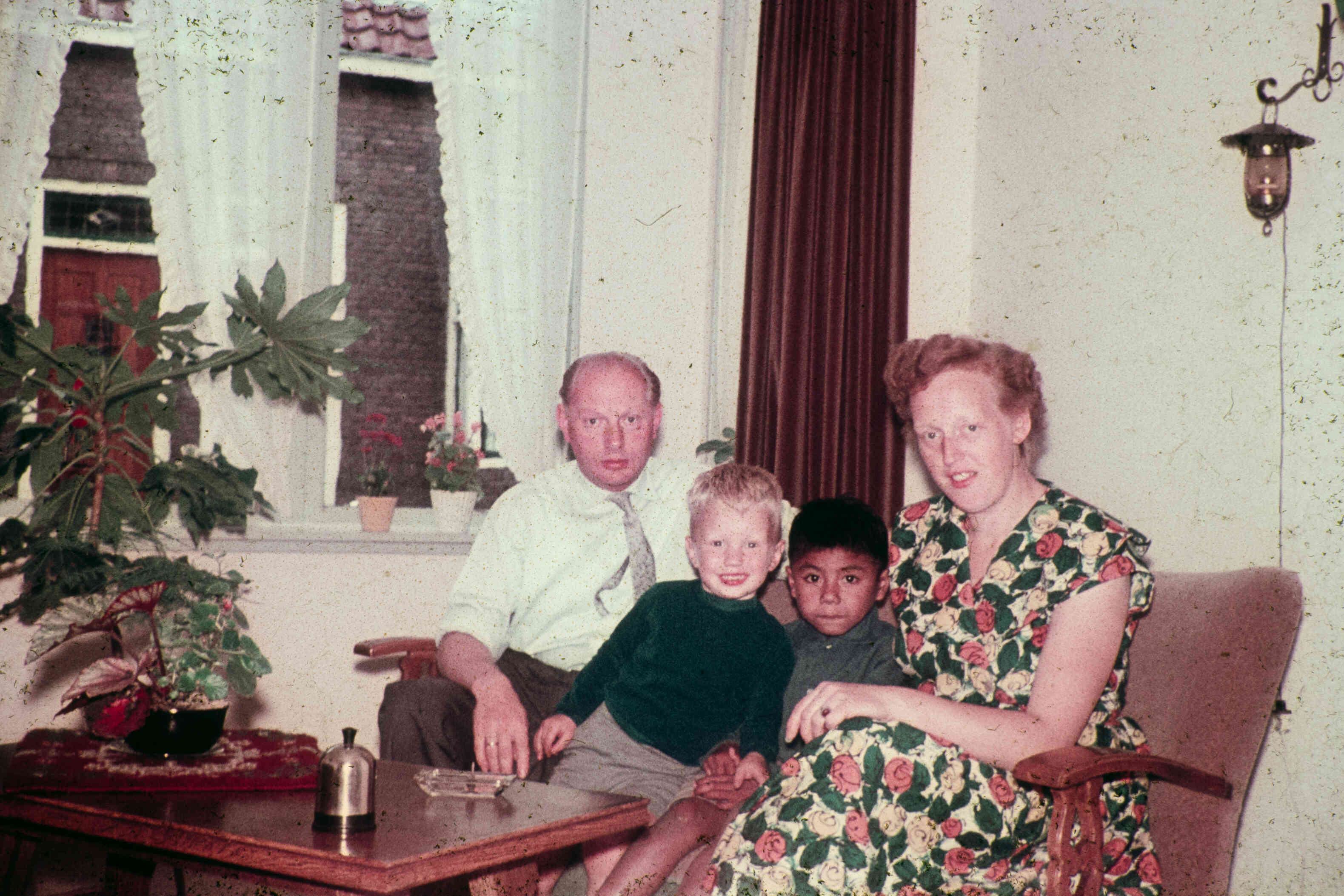 Ambonees kinde logeert bij pleegouders, rond 1960