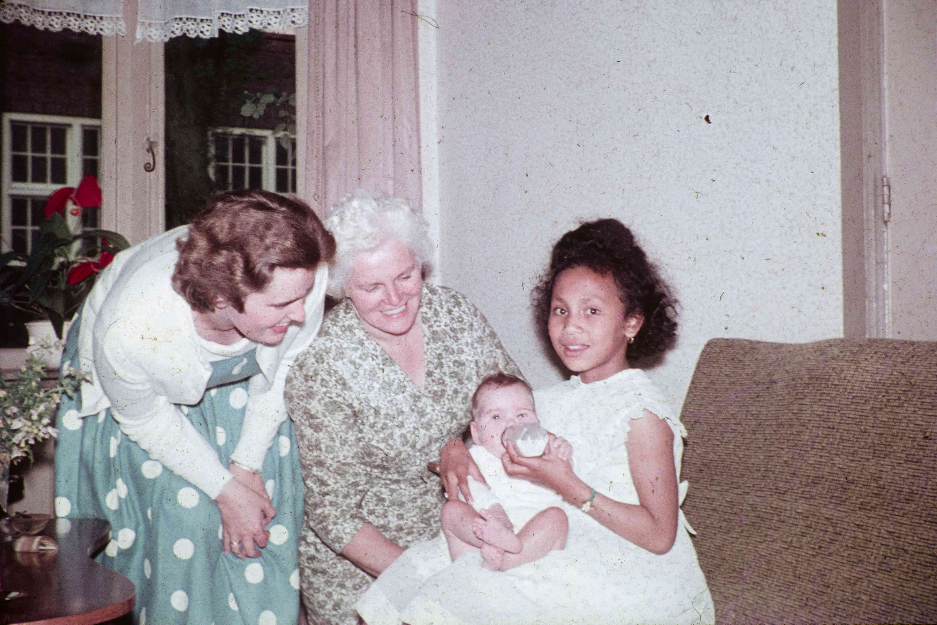 Ambonees kinde logeert bij pleegouders, rond 1960