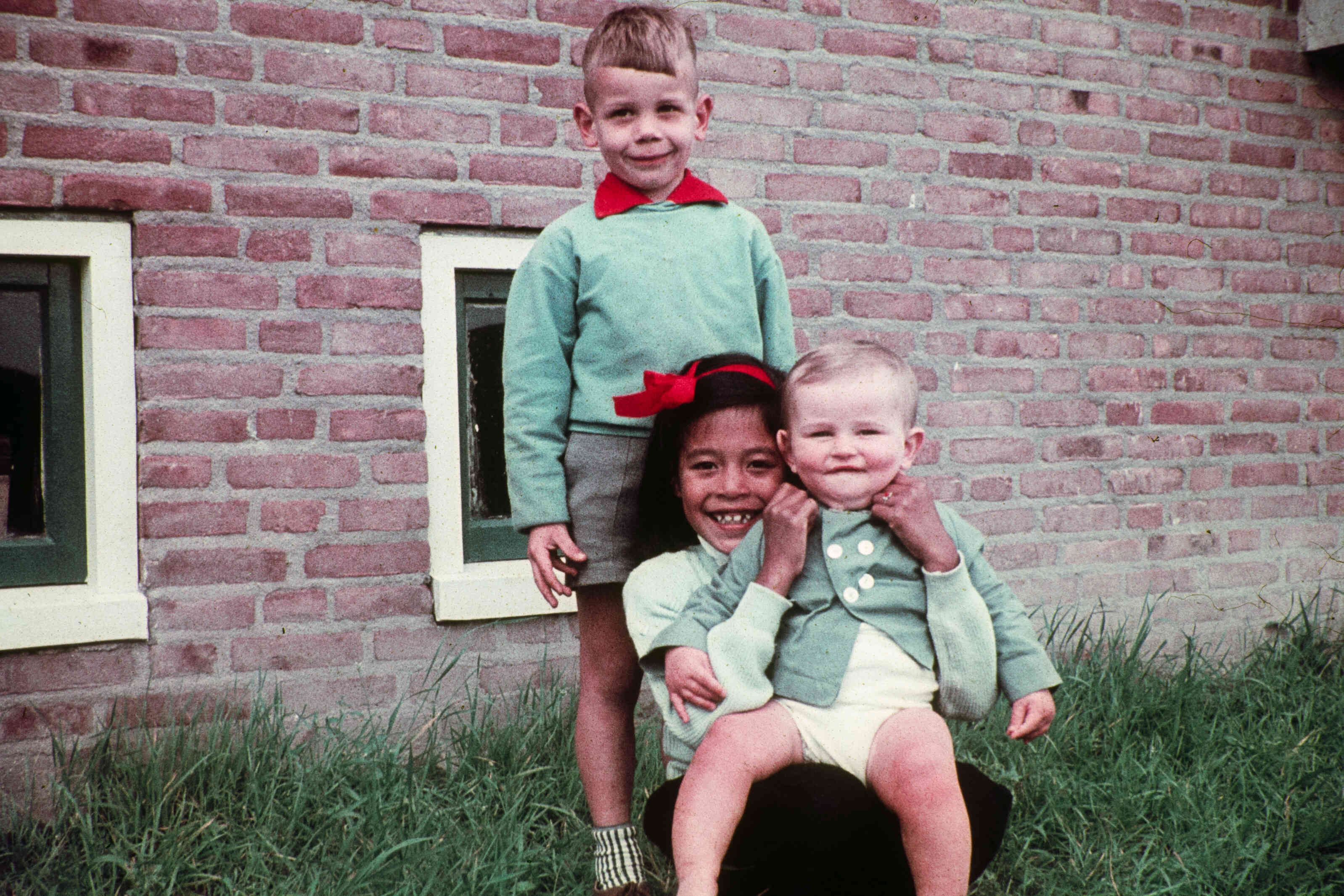 Vakantie in Leeuwarden voor Ambonese kinderen uit Friese woonoorden, eind jaren 50.