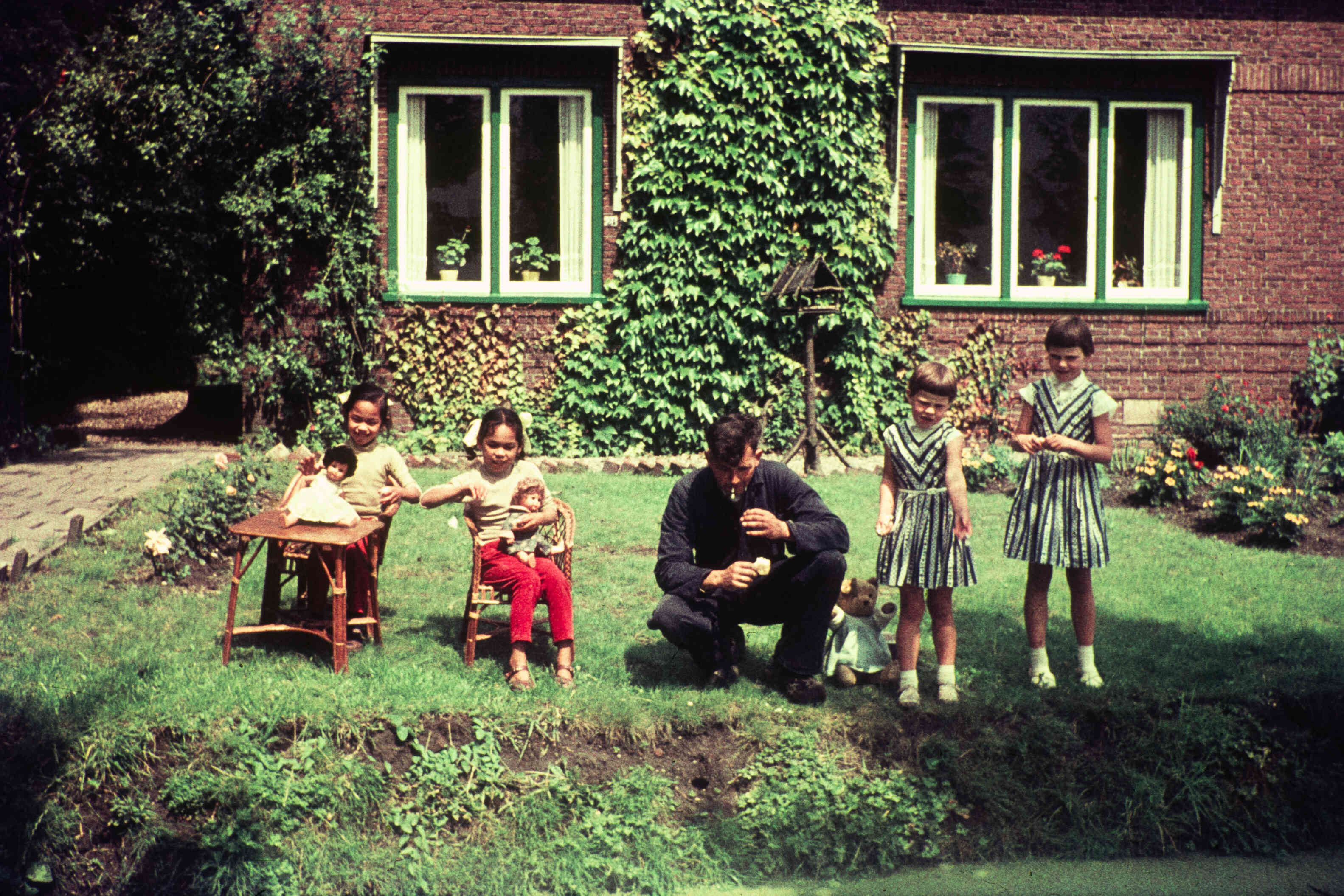 Oude foto van twee tweelingen, jaren 1950, jaren 1960.