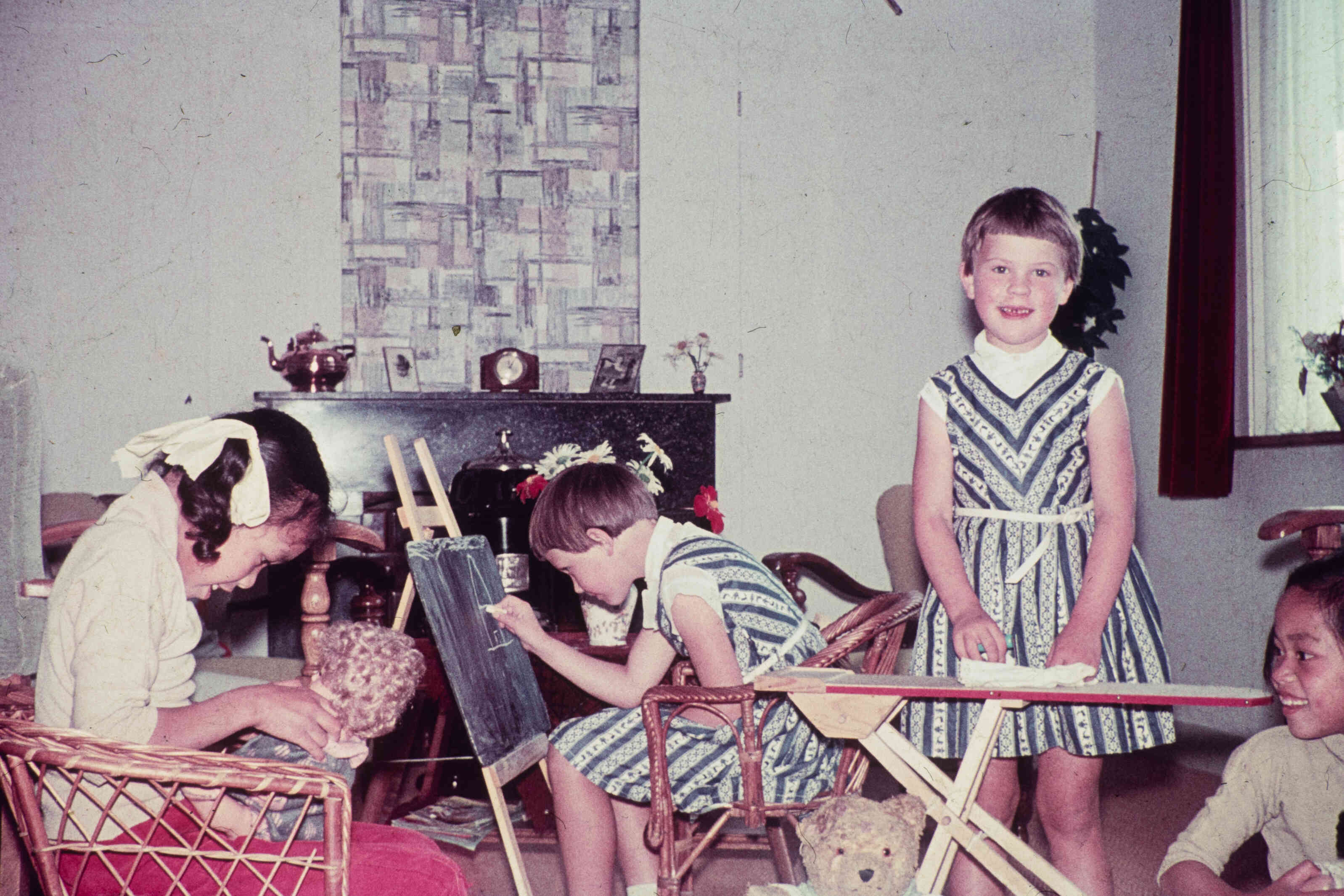 Oude foto van twee tweelingen, jaren 1950, jaren 1960.