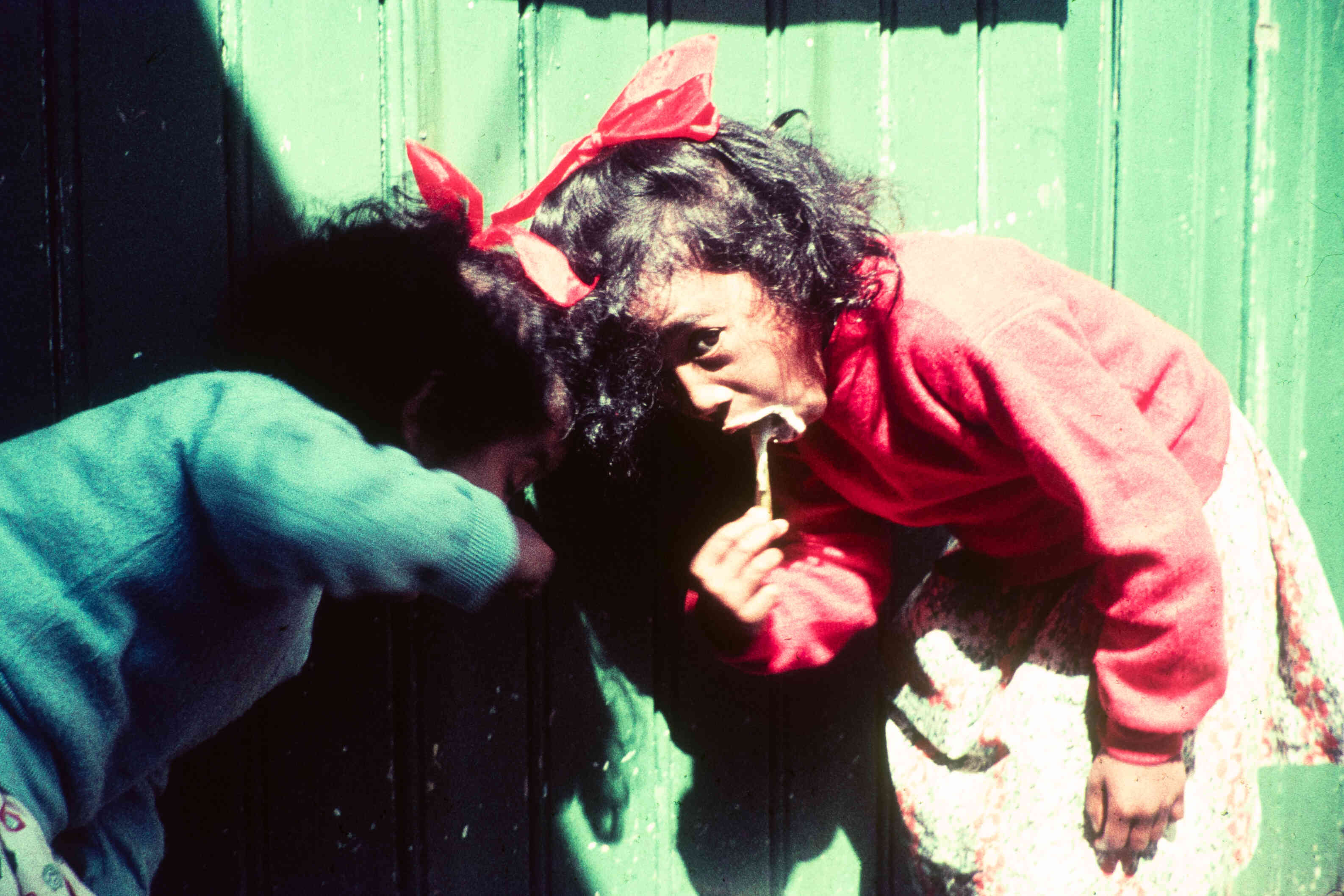 Molukse kinderen poetsen hun tanden