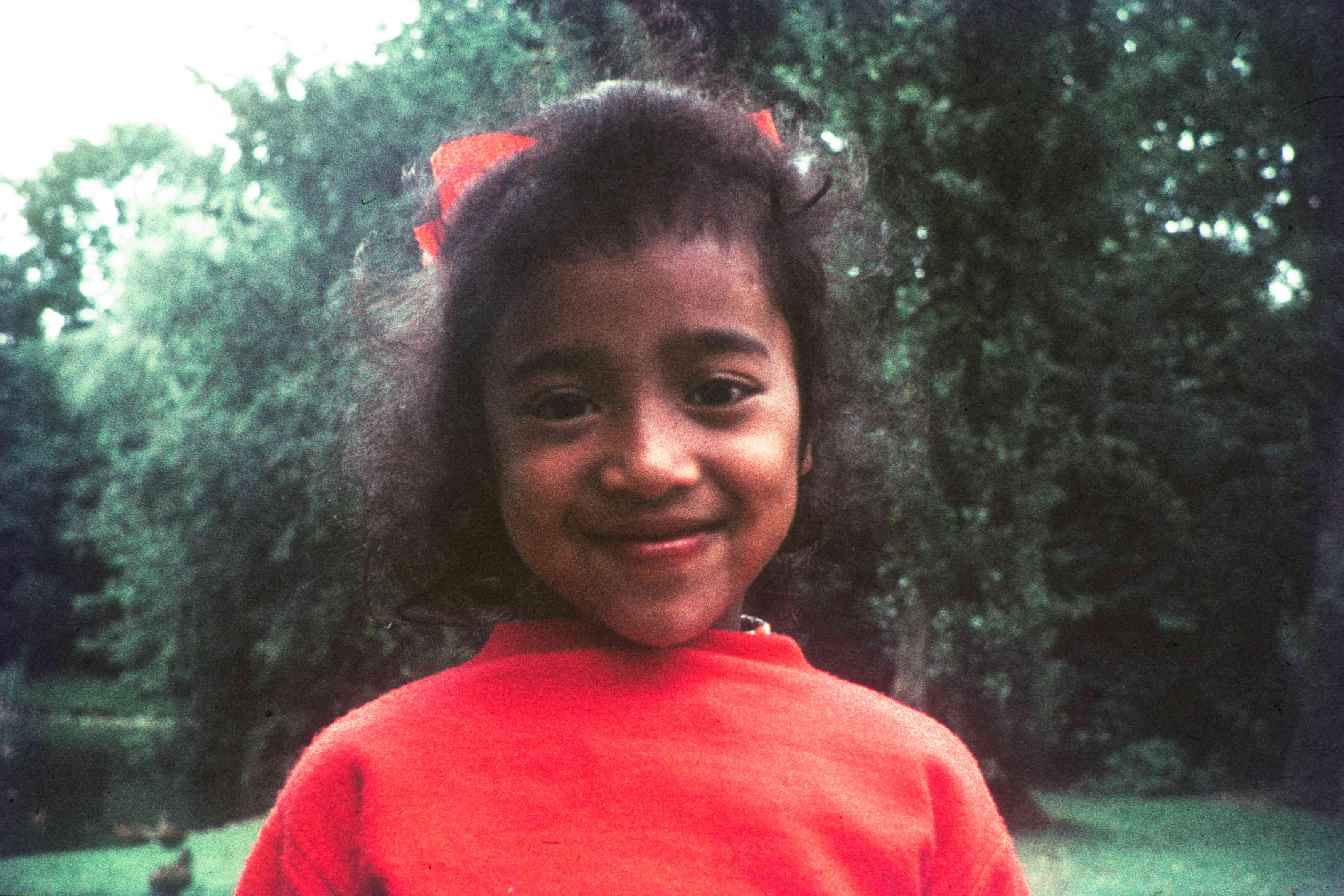 Moluks kind met rood strikje