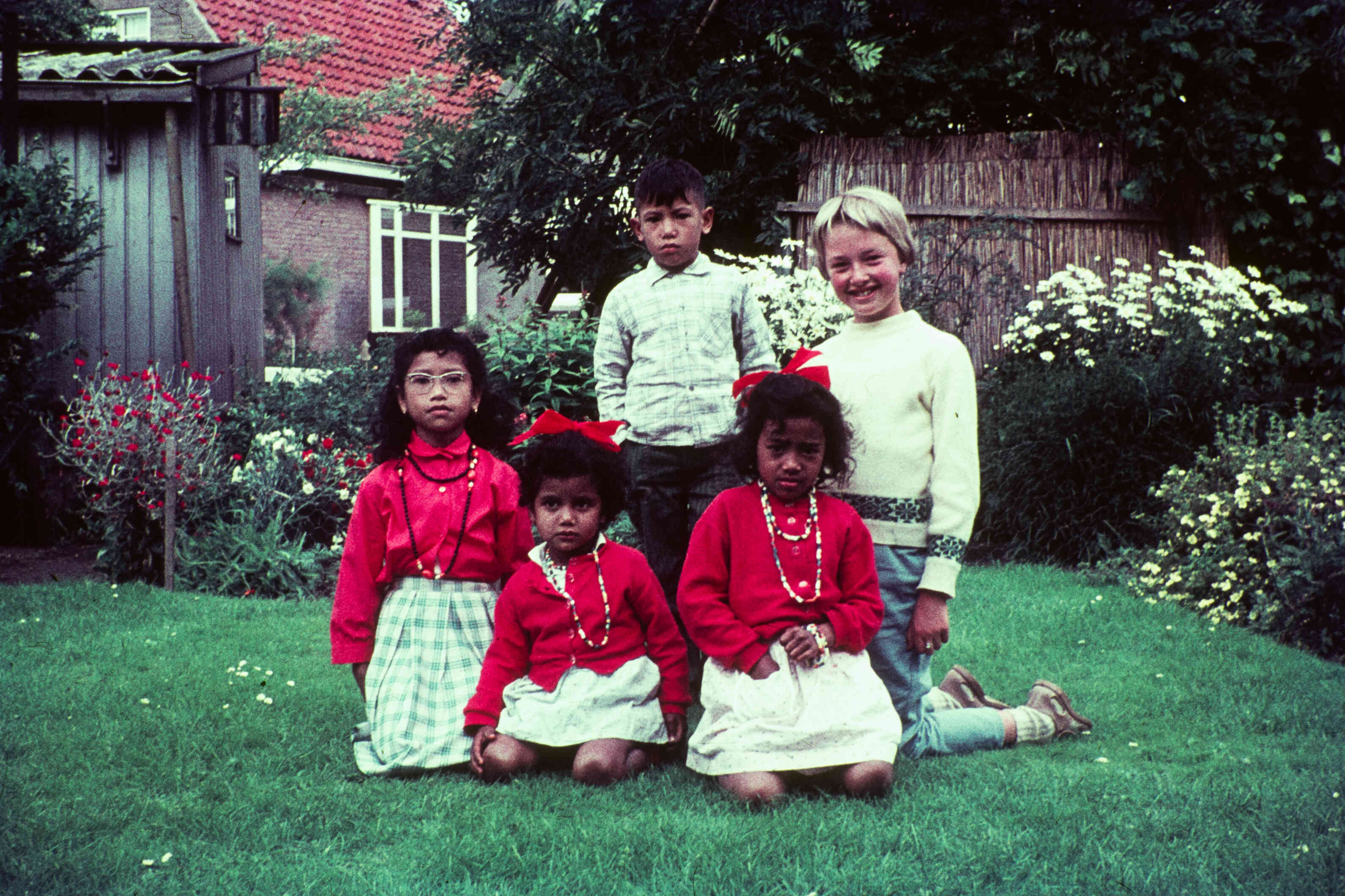 Kinderen uit Ambonezenkampen gaan logeren bij Nederlandse gezinnen, jaren 1950, jaren 1960.