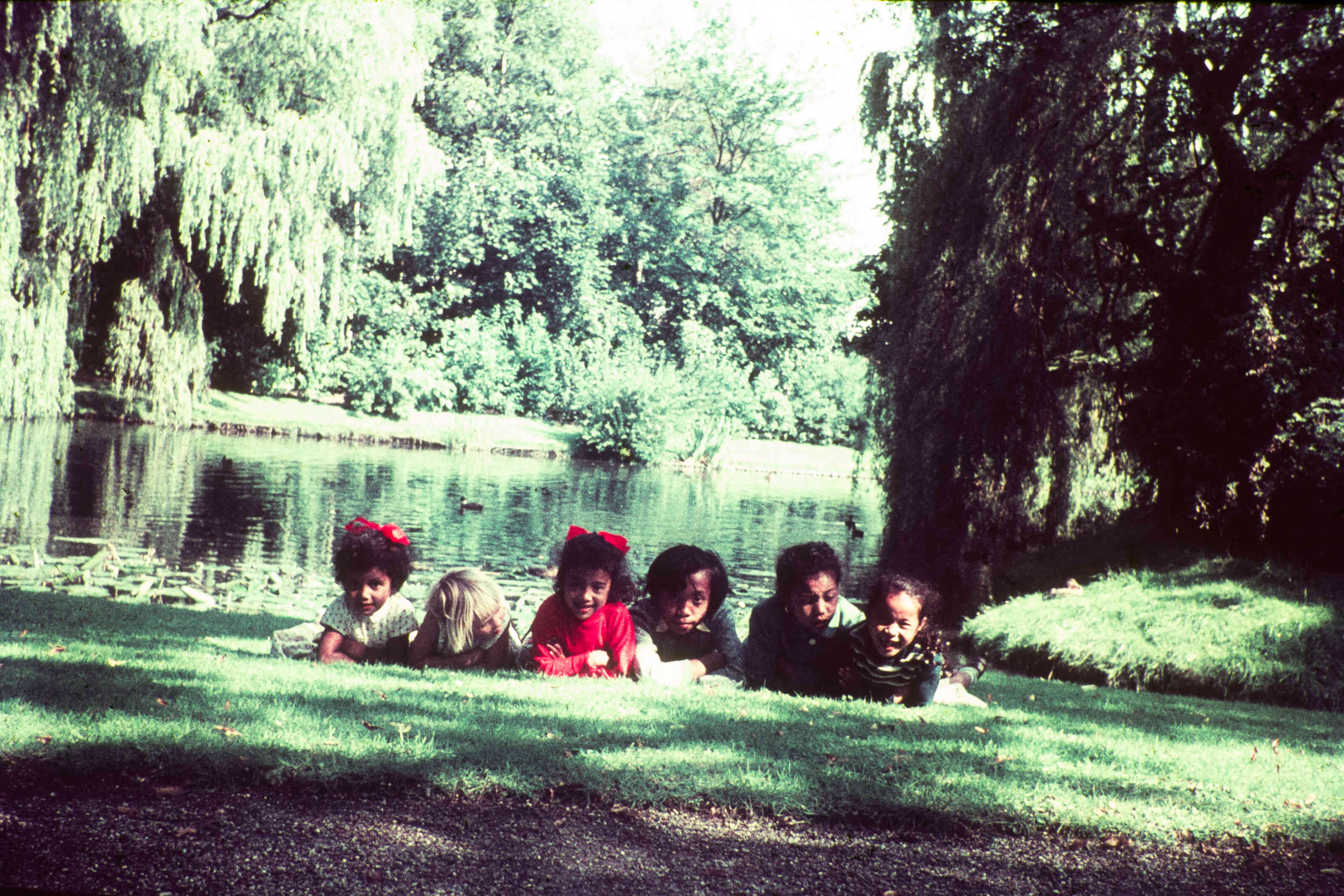 Kinderen uit Ambonezenkampen gaan logeren bij Nederlandse gezinnen, jaren 1950, jaren 1960.