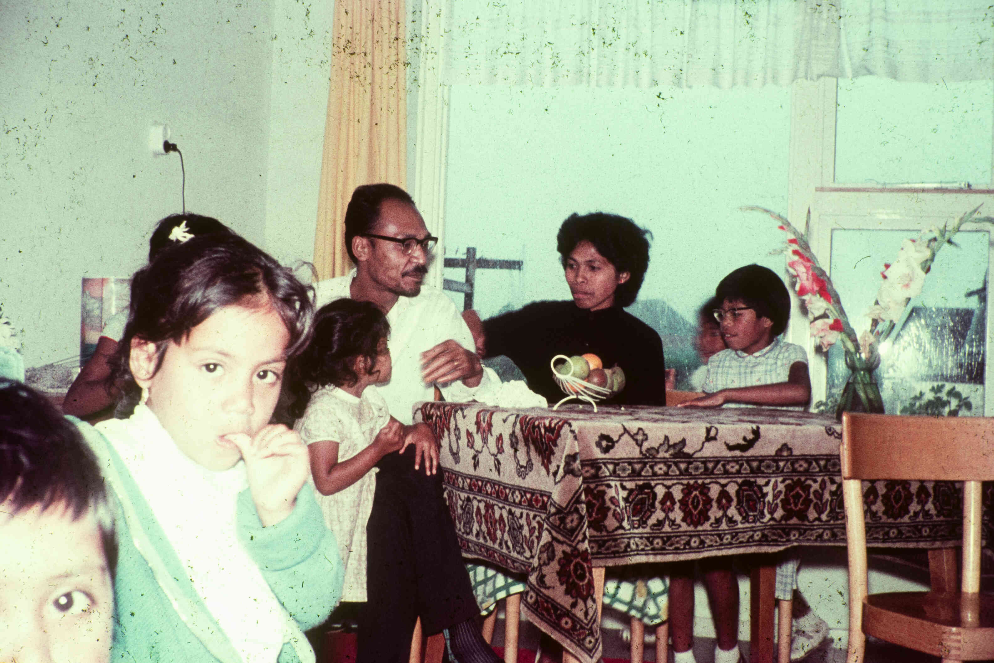 Kinderen uit Ambonezenkampen gaan logeren bij Nederlandse gezinnen, jaren 1950, jaren 1960.