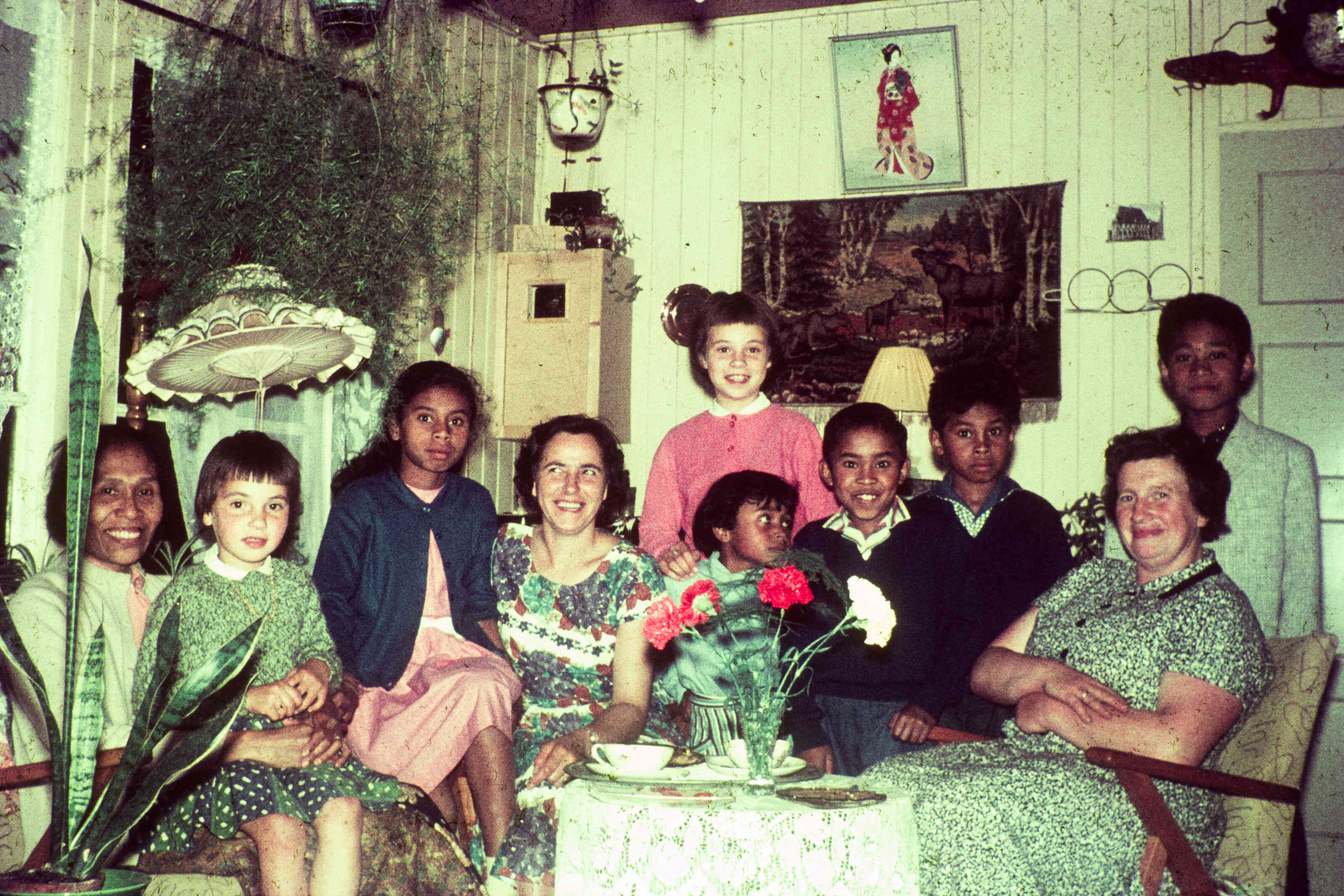 Oude foto van Nederlandse en Molukse familie samen