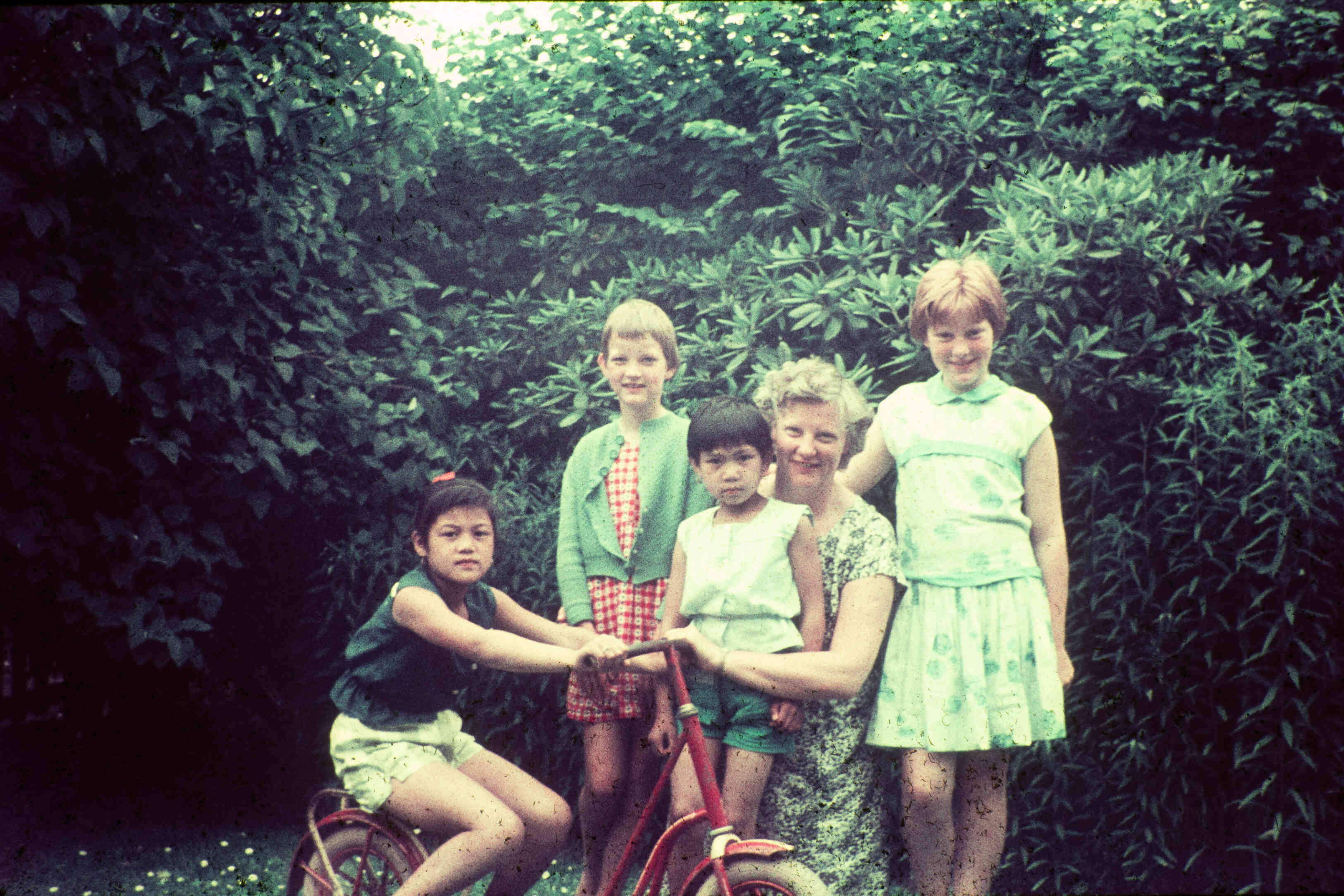 Ambonese kinderen logeren bij Friese pleegouders, rond 1960