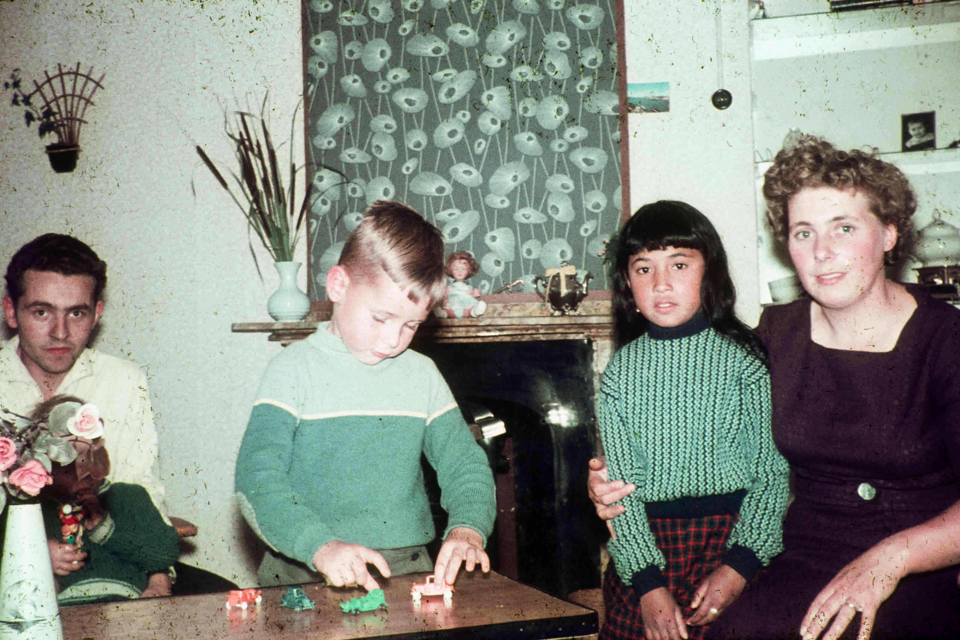 Ambonese kinderen logeren bij Friese pleegouders, rond 1960