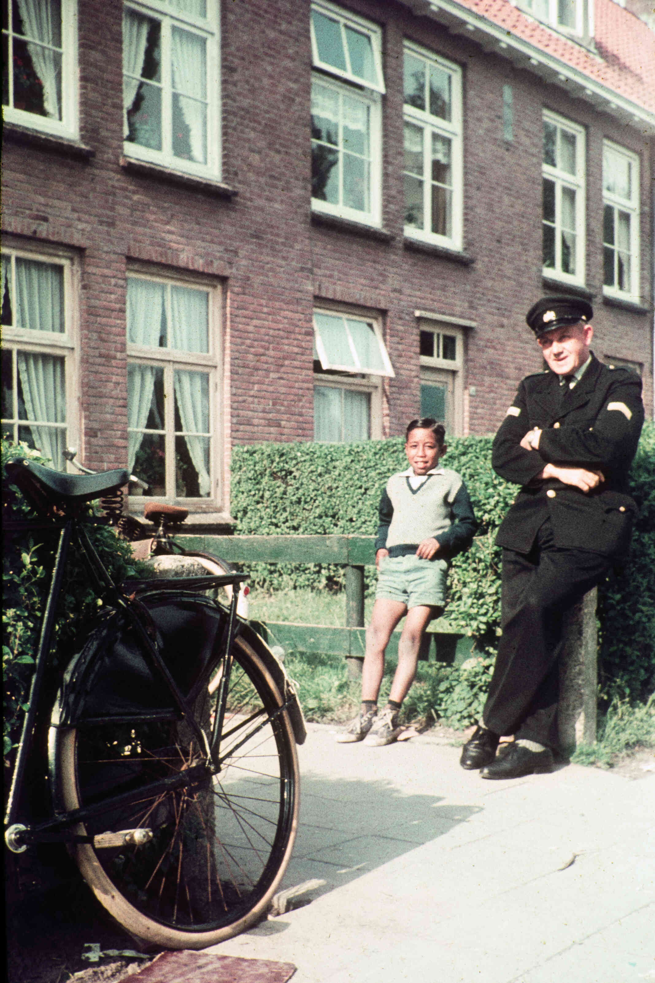 Oude foto van politieagent en Ambonees kind