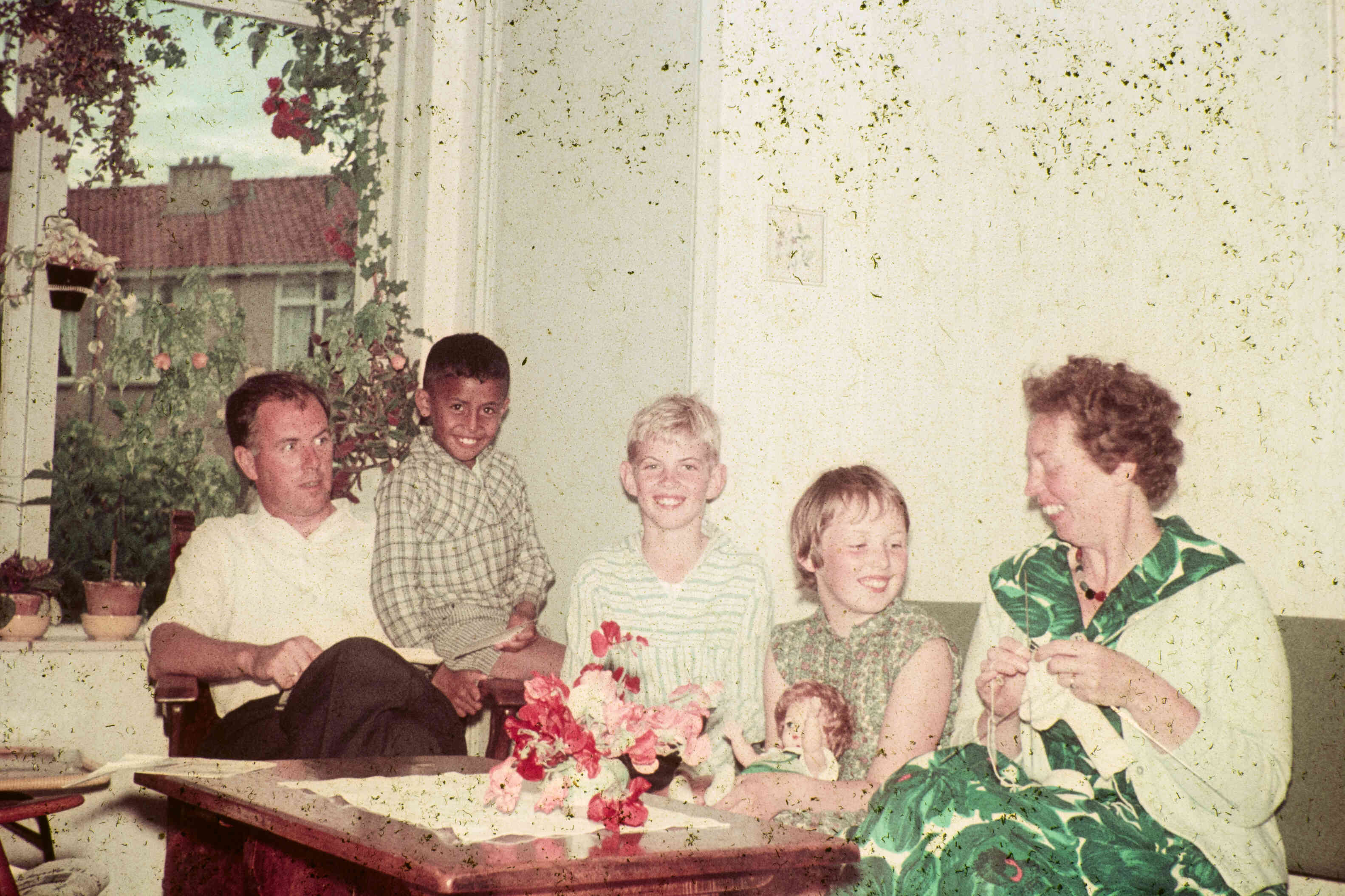 Ambonese kinderen logeren bij Friese gezinnen, rond 1960