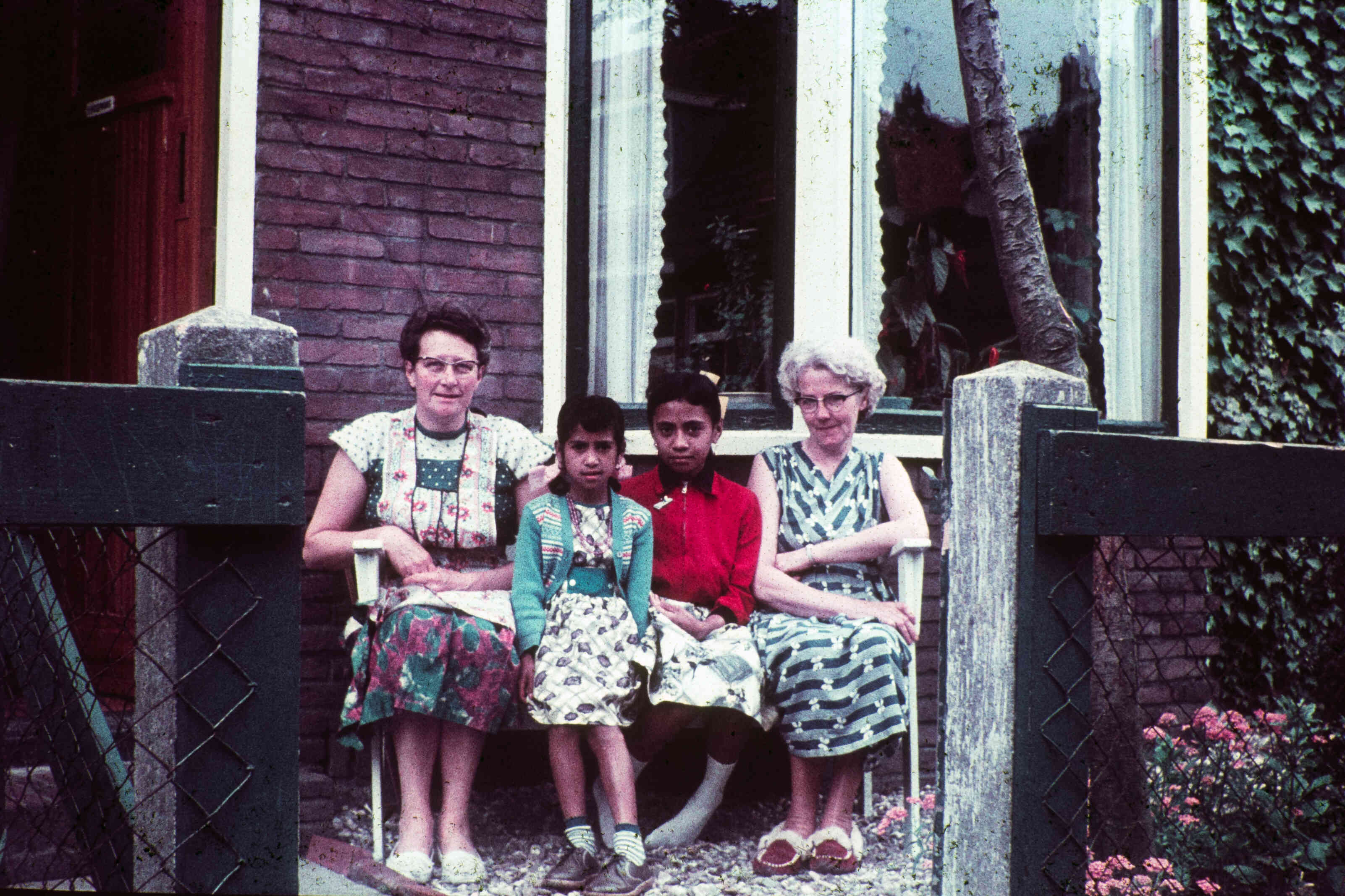 Ambonese kinderen op vakantie bij Friese gezinnen, rond 1960