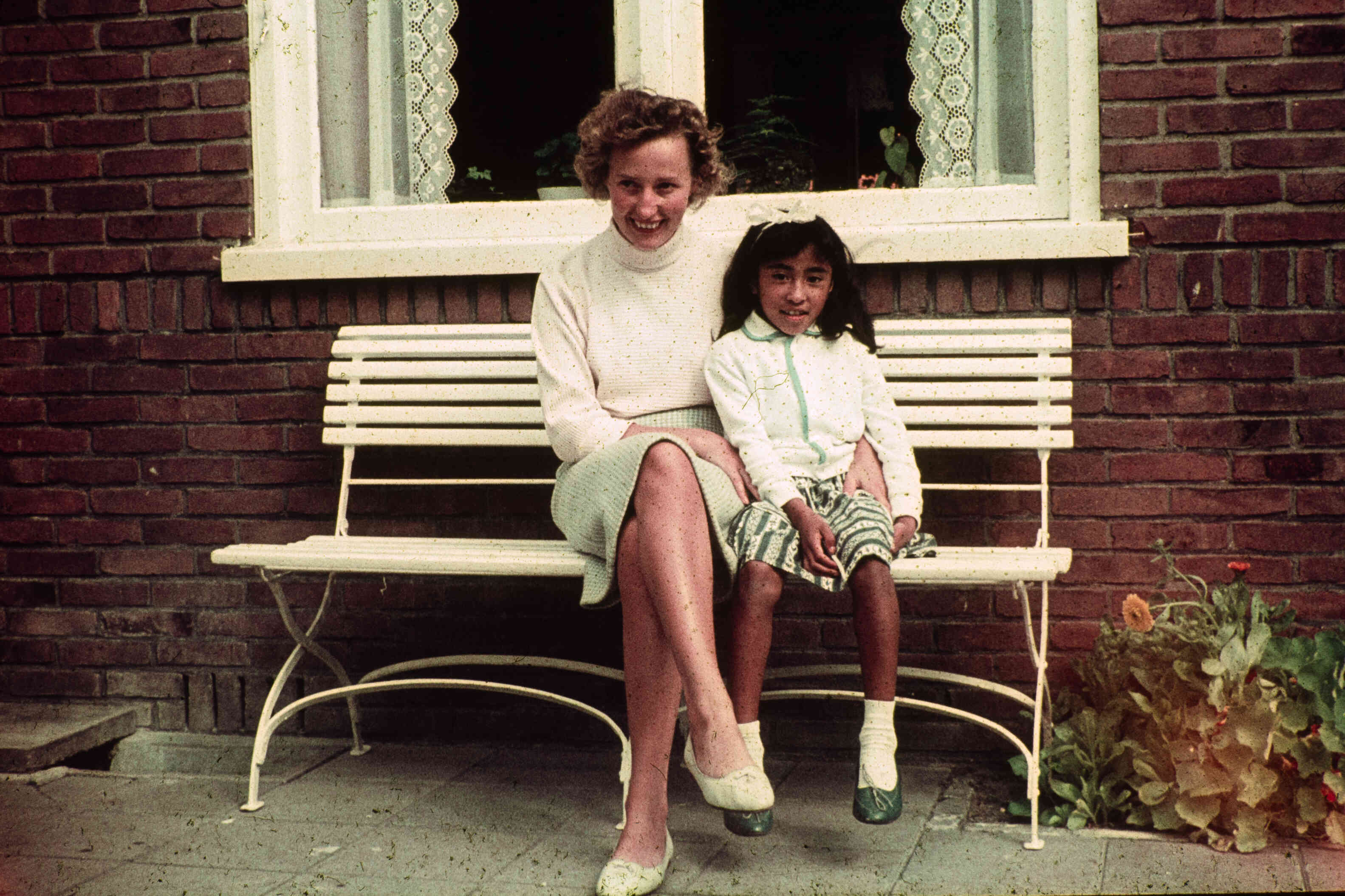 Ambonese kinderen logeren bij Friese gezinnen, rond 1960
