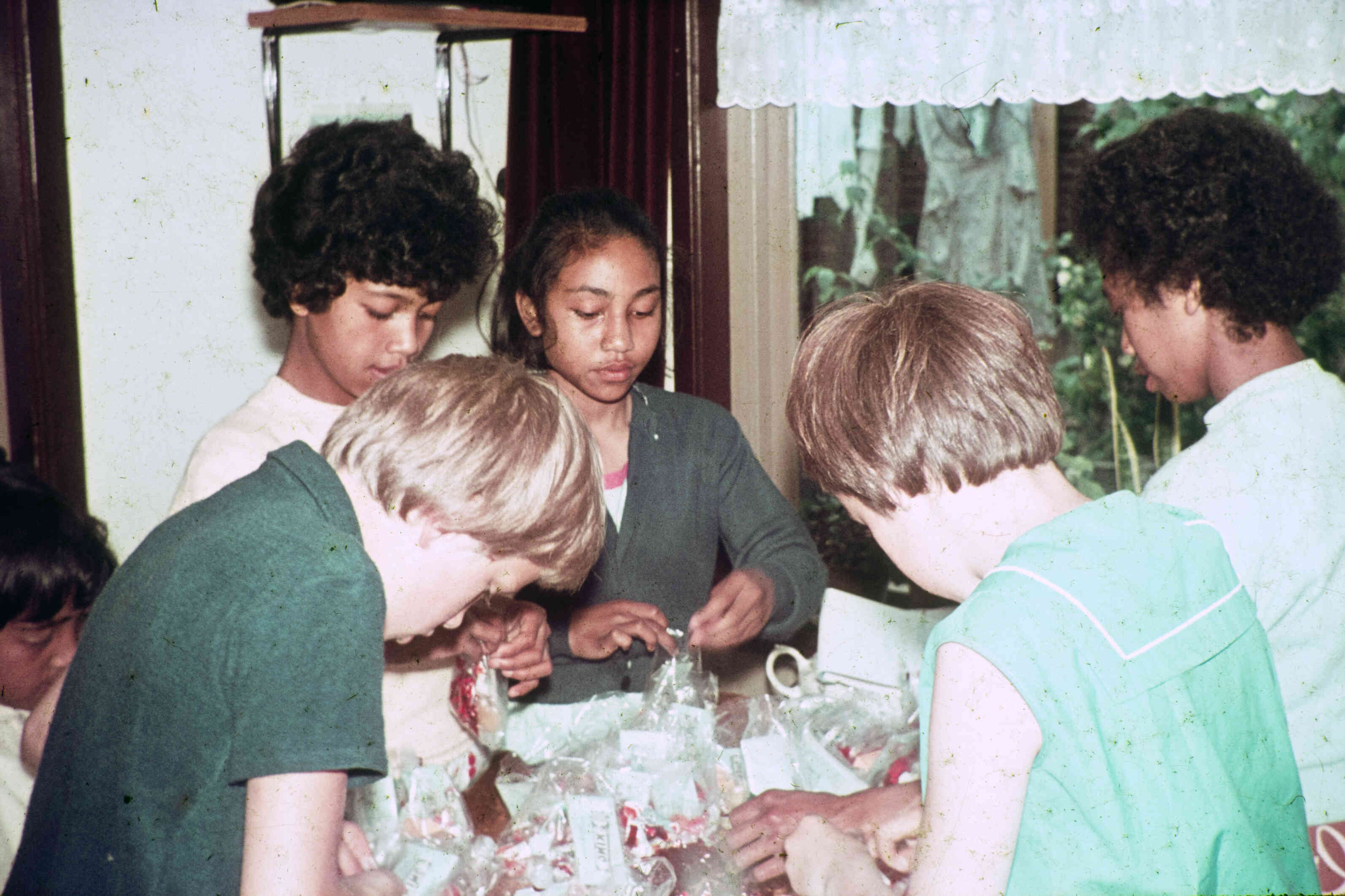 Molukse kinderen op vakantie bij Friese gezinnen, rond 1960