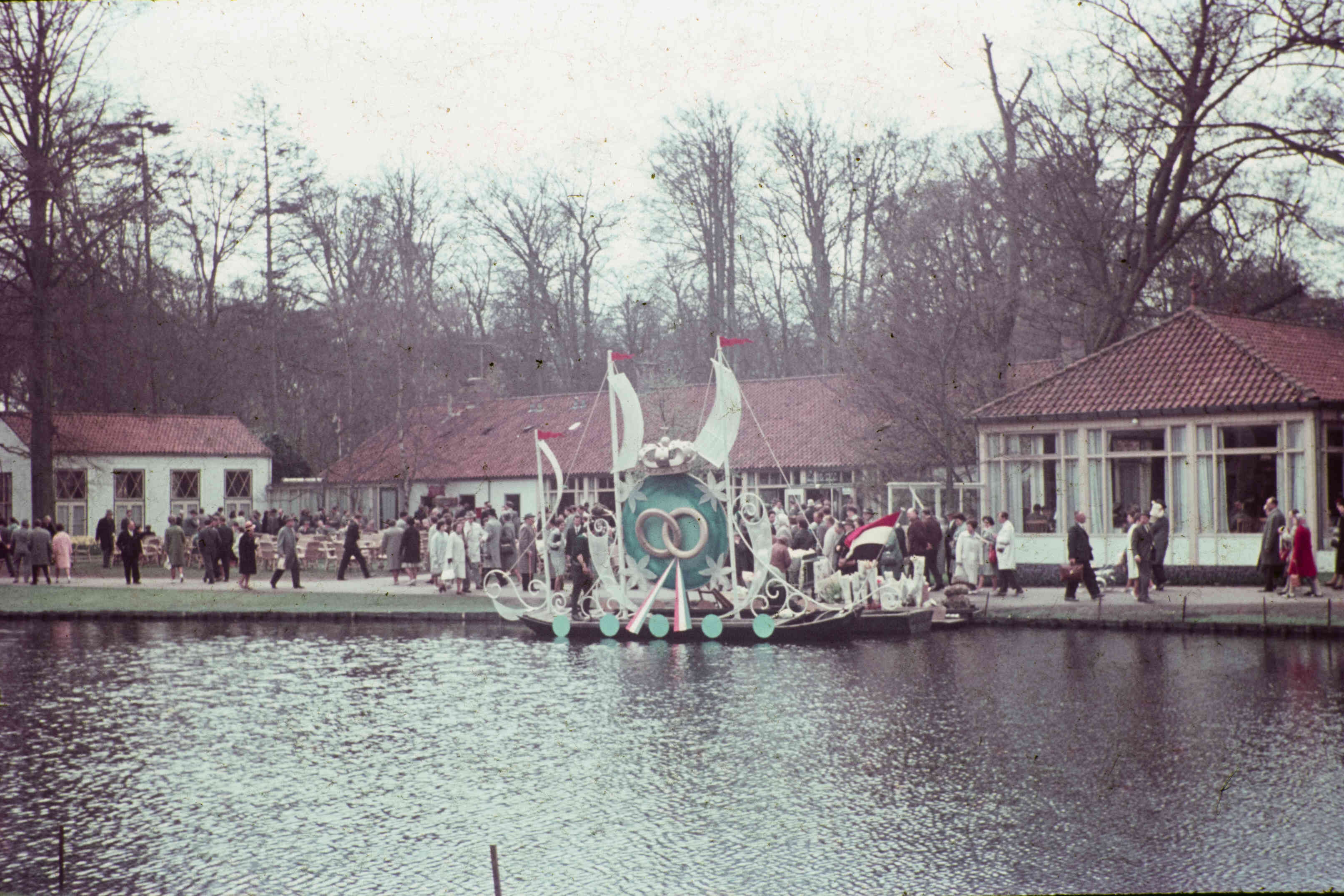 Oude foto van mensen bij waterkant