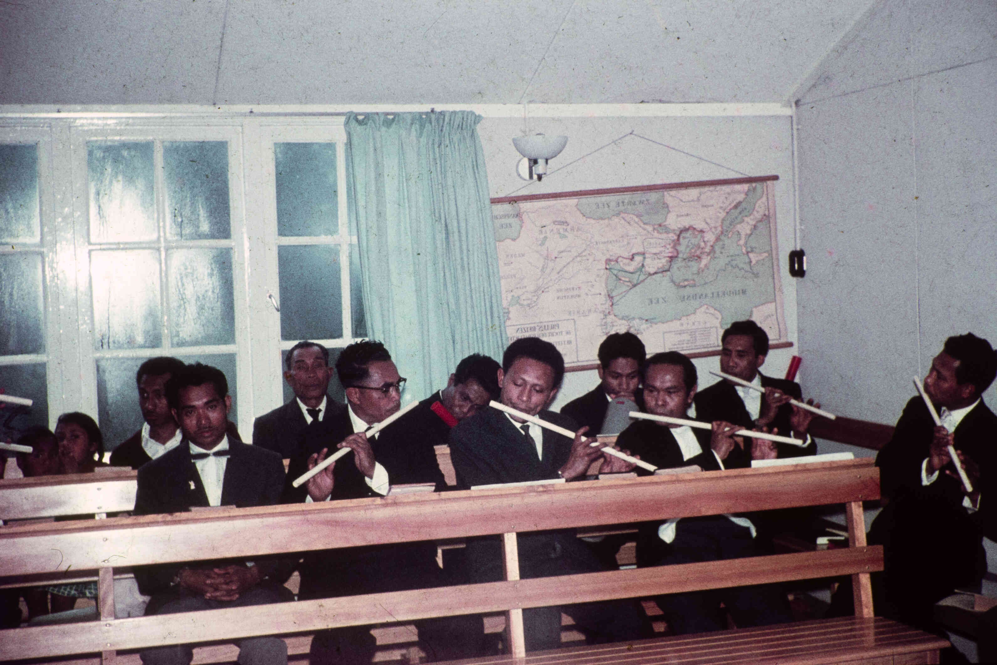 Muziekles in Ambonezenkamp, dwarsfluit, rond 1960
